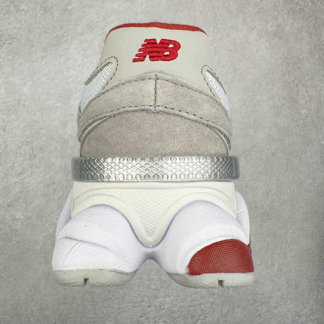 图片[8]-New Balance NB9060 复古运动鞋 新百伦又带来了新鞋型 并且是与芝加哥街头品牌 Joe Freshgoods 的联名款 鞋身主体采用了类似 990 系列的设计风格 与传统复古慢跑鞋区别不大 最大的变化就是鞋底部分 在传统设计的中底外层 增加了多个分区的模块 圆润的线条设计与我们熟悉的 New Balance 风格截然不同 但与同样充满弧形线条的鞋面搭配 看起来毫无违和感 尺码：36-45-选品中心