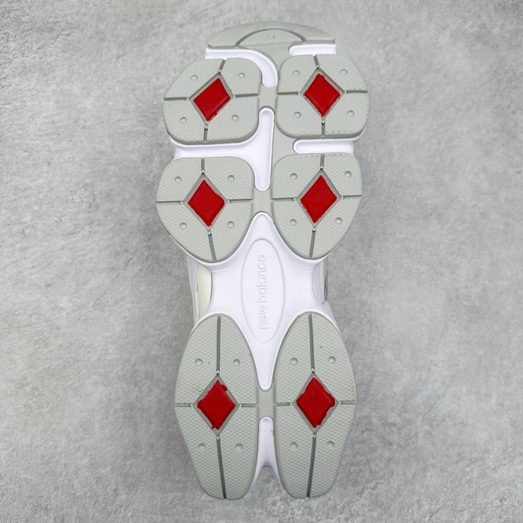 图片[9]-New Balance NB9060 复古运动鞋 新百伦又带来了新鞋型 并且是与芝加哥街头品牌 Joe Freshgoods 的联名款 鞋身主体采用了类似 990 系列的设计风格 与传统复古慢跑鞋区别不大 最大的变化就是鞋底部分 在传统设计的中底外层 增加了多个分区的模块 圆润的线条设计与我们熟悉的 New Balance 风格截然不同 但与同样充满弧形线条的鞋面搭配 看起来毫无违和感 尺码：36-45-选品中心