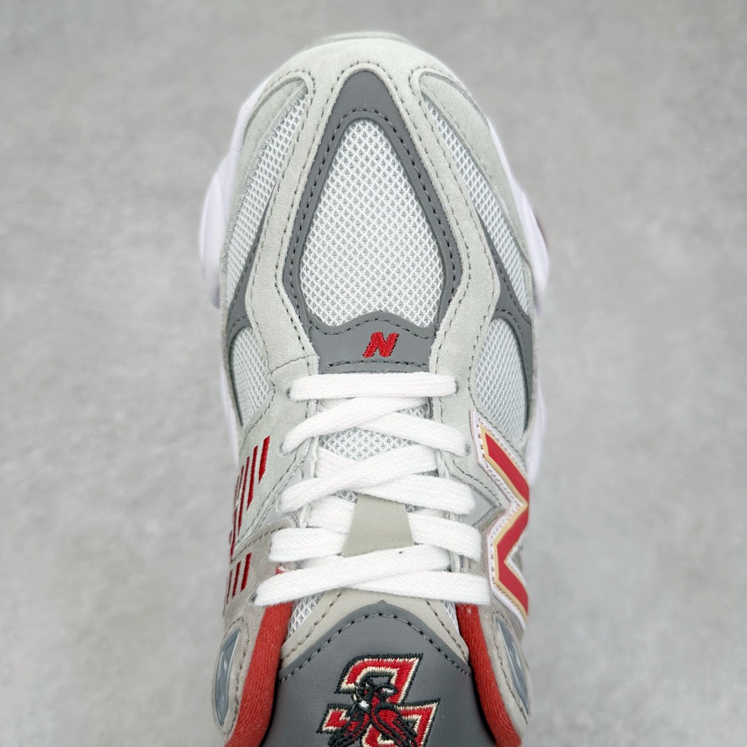 图片[4]-New Balance NB9060 复古运动鞋 新百伦又带来了新鞋型 并且是与芝加哥街头品牌 Joe Freshgoods 的联名款 鞋身主体采用了类似 990 系列的设计风格 与传统复古慢跑鞋区别不大 最大的变化就是鞋底部分 在传统设计的中底外层 增加了多个分区的模块 圆润的线条设计与我们熟悉的 New Balance 风格截然不同 但与同样充满弧形线条的鞋面搭配 看起来毫无违和感 尺码：36-45-选品中心