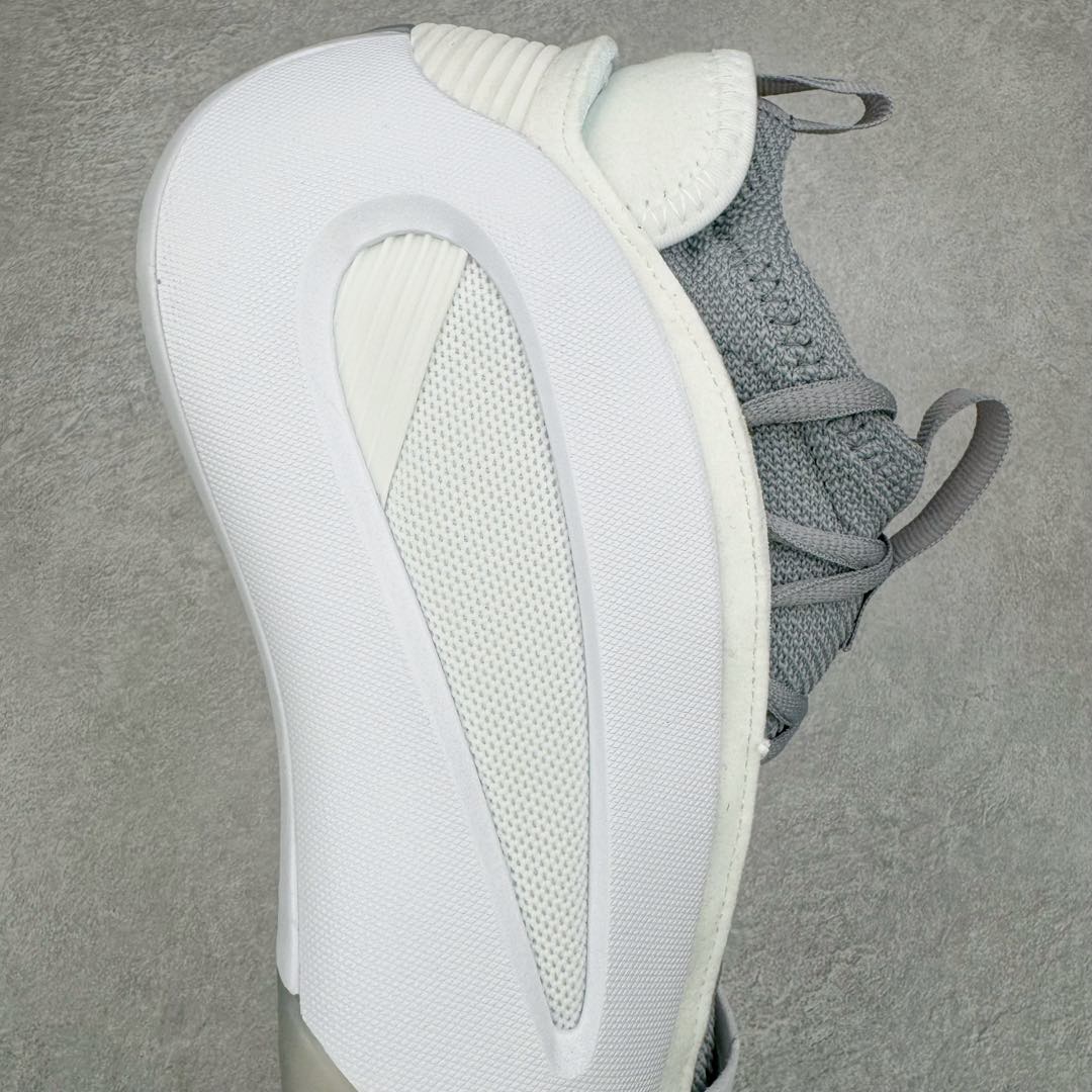 图片[6]-AD Harden Vol. 8 哈登八代签名篮球鞋 IE2682 采用了“袜套式”设计，在十多年前这一设计极为风靡，将帅气和简洁融为一体。现在Harden Vol. 8将袜套鞋领重新拾起，并配合内靴，易穿脱且包裹佳。泪滴形EVA结构骨架提供横向支持和快速移动时的稳定性。全掌JET BOOST科技提供缓震和能量反馈，助你整场保持活力。多向“JH”抓地纹路设计提供优秀抓地力，使球员能够在场上迅速变向、急停或启动，更好地掌控比赛。尺码：40 40.5 41 42 42.5 43 44 44.5 45 46-选品中心