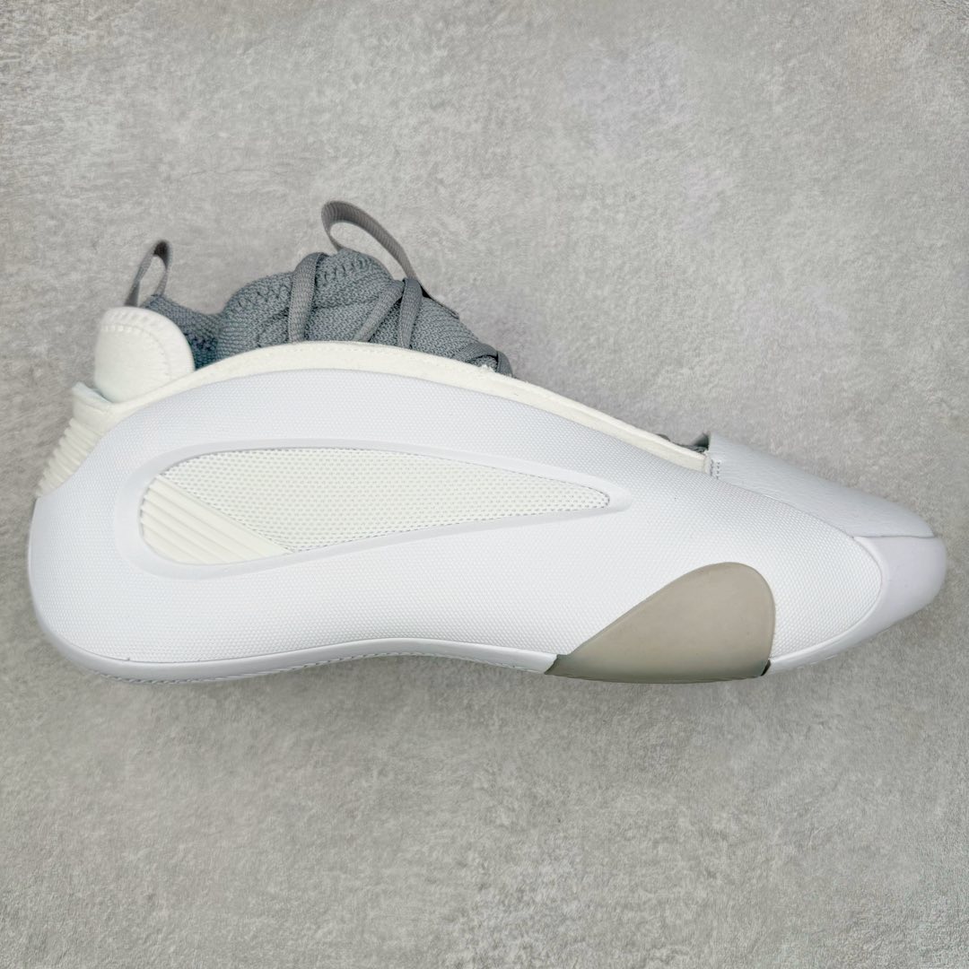 AD Harden Vol. 8 哈登八代签名篮球鞋 IE2682 采用了“袜套式”设计，在十多年前这一设计极为风靡，将帅气和简洁融为一体。现在Harden Vol. 8将袜套鞋领重新拾起，并配合内靴，易穿脱且包裹佳。泪滴形EVA结构骨架提供横向支持和快速移动时的稳定性。全掌JET BOOST科技提供缓震和能量反馈，助你整场保持活力。多向“JH”抓地纹路设计提供优秀抓地力，使球员能够在场上迅速变向、急停或启动，更好地掌控比赛。尺码：40 40.5 41 42 42.5 43 44 44.5 45 46-选品中心