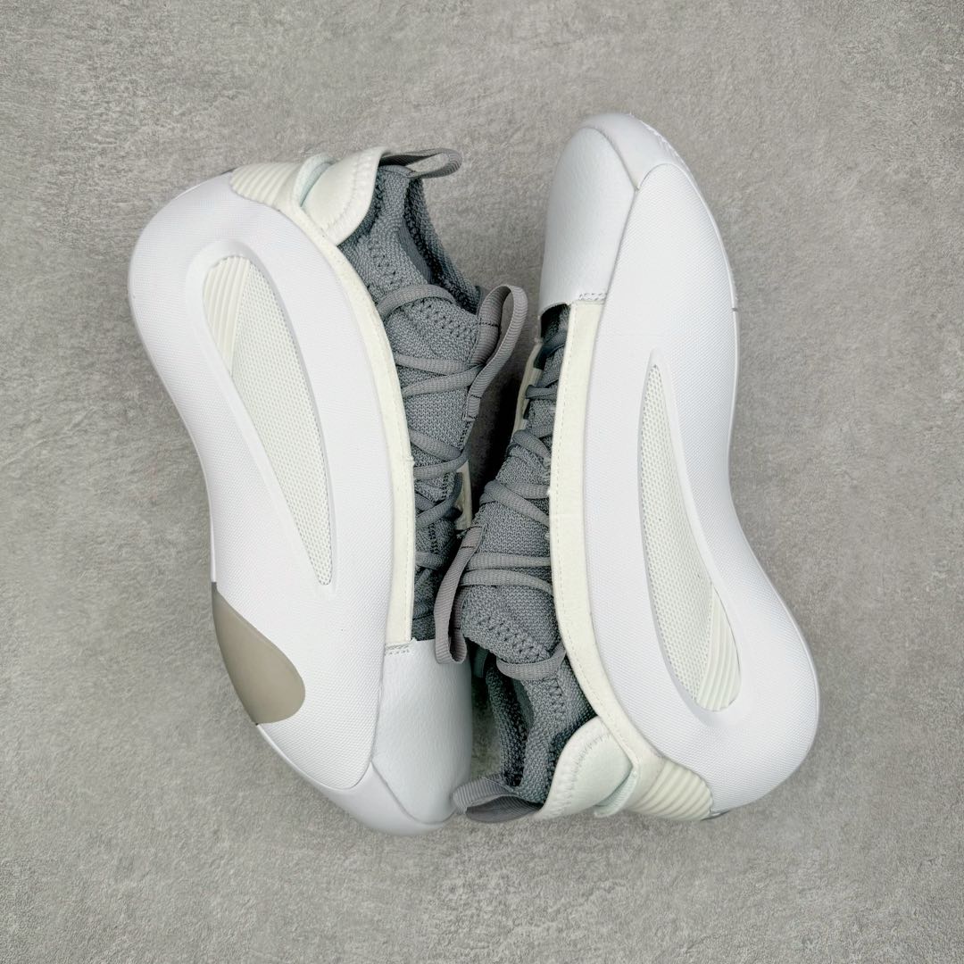 图片[3]-AD Harden Vol. 8 哈登八代签名篮球鞋 IE2682 采用了“袜套式”设计，在十多年前这一设计极为风靡，将帅气和简洁融为一体。现在Harden Vol. 8将袜套鞋领重新拾起，并配合内靴，易穿脱且包裹佳。泪滴形EVA结构骨架提供横向支持和快速移动时的稳定性。全掌JET BOOST科技提供缓震和能量反馈，助你整场保持活力。多向“JH”抓地纹路设计提供优秀抓地力，使球员能够在场上迅速变向、急停或启动，更好地掌控比赛。尺码：40 40.5 41 42 42.5 43 44 44.5 45 46-选品中心