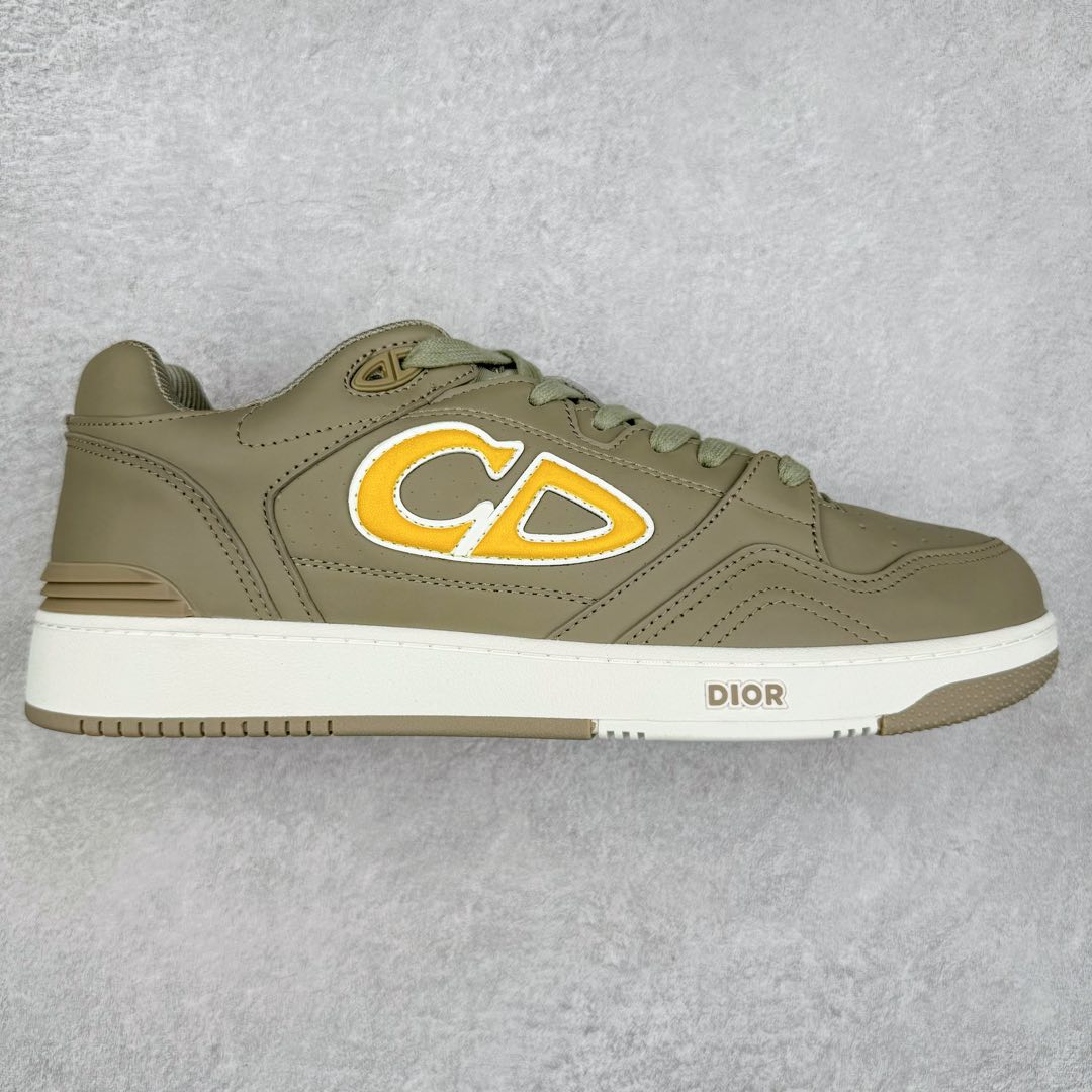 ＃零售版 STONE ISLAND x Dior B57系列 石头岛联名迪奥情侣款休闲运动鞋CD滑板鞋 原版购入开发 这款B57中帮运动鞋是二零二四春季男装系列新品 重新诠释篮球鞋设计 成为 Dior 的经典单品 采用灰色和白色光滑牛皮革精心制作 侧面饰以米色和黑色 Oblique 印花标志 鞋舌、鞋底和后侧饰以各种特色细节提升格调 而孔眼细节、缉面线和橡胶镶片更是突显其运动风格的动感魅力 带有双色橡胶鞋底 可搭配各式服饰 打造精致造型 尺码：35-46-选品中心