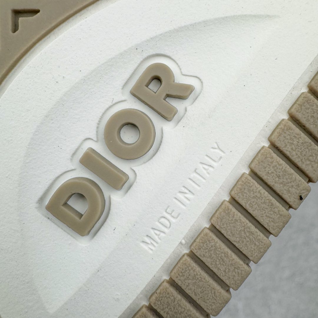 图片[21]-＃零售版 STONE ISLAND x Dior B57系列 石头岛联名迪奥情侣款休闲运动鞋CD滑板鞋 原版购入开发 这款B57中帮运动鞋是二零二四春季男装系列新品 重新诠释篮球鞋设计 成为 Dior 的经典单品 采用灰色和白色光滑牛皮革精心制作 侧面饰以米色和黑色 Oblique 印花标志 鞋舌、鞋底和后侧饰以各种特色细节提升格调 而孔眼细节、缉面线和橡胶镶片更是突显其运动风格的动感魅力 带有双色橡胶鞋底 可搭配各式服饰 打造精致造型 尺码：35-46-选品中心