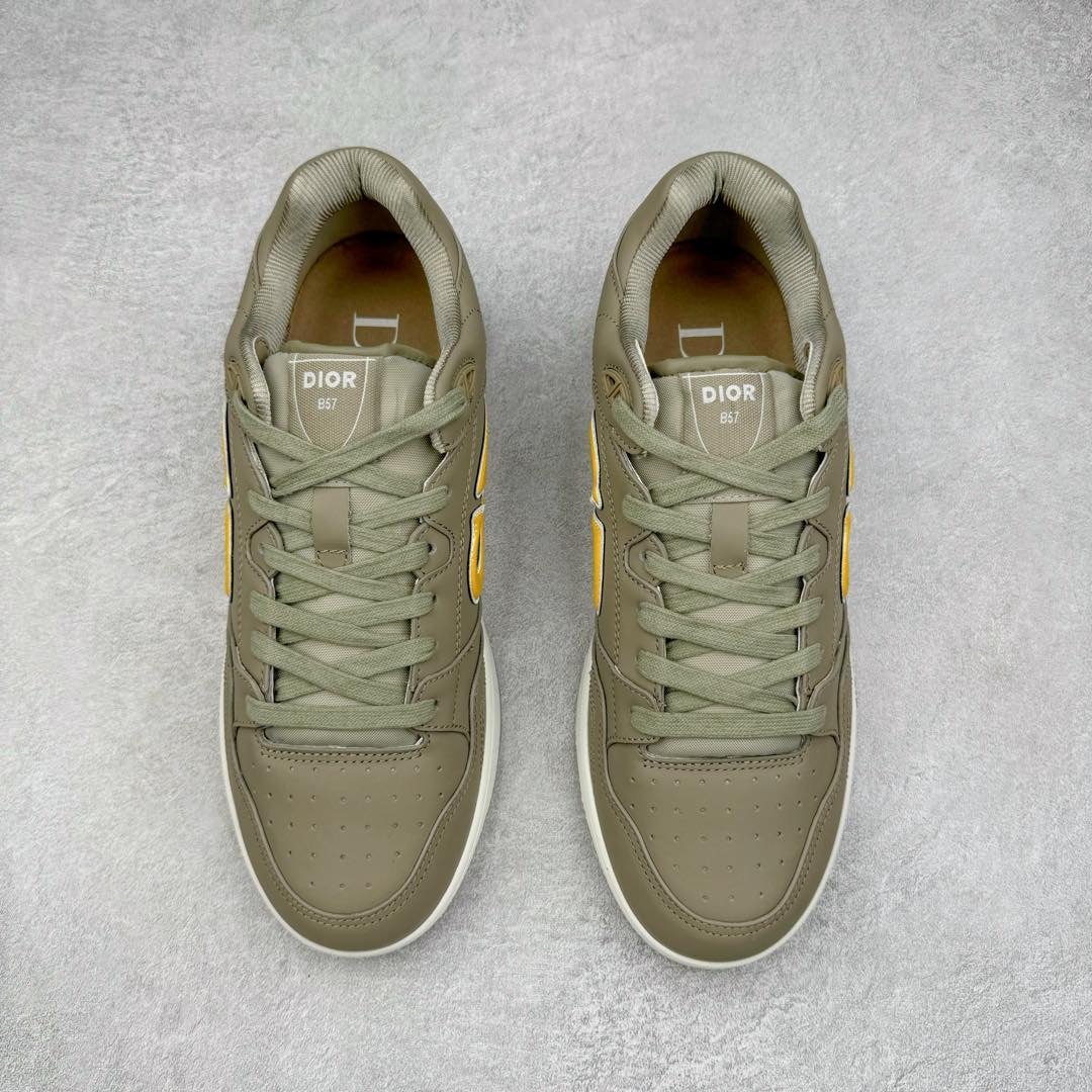 图片[2]-＃零售版 STONE ISLAND x Dior B57系列 石头岛联名迪奥情侣款休闲运动鞋CD滑板鞋 原版购入开发 这款B57中帮运动鞋是二零二四春季男装系列新品 重新诠释篮球鞋设计 成为 Dior 的经典单品 采用灰色和白色光滑牛皮革精心制作 侧面饰以米色和黑色 Oblique 印花标志 鞋舌、鞋底和后侧饰以各种特色细节提升格调 而孔眼细节、缉面线和橡胶镶片更是突显其运动风格的动感魅力 带有双色橡胶鞋底 可搭配各式服饰 打造精致造型 尺码：35-46-选品中心