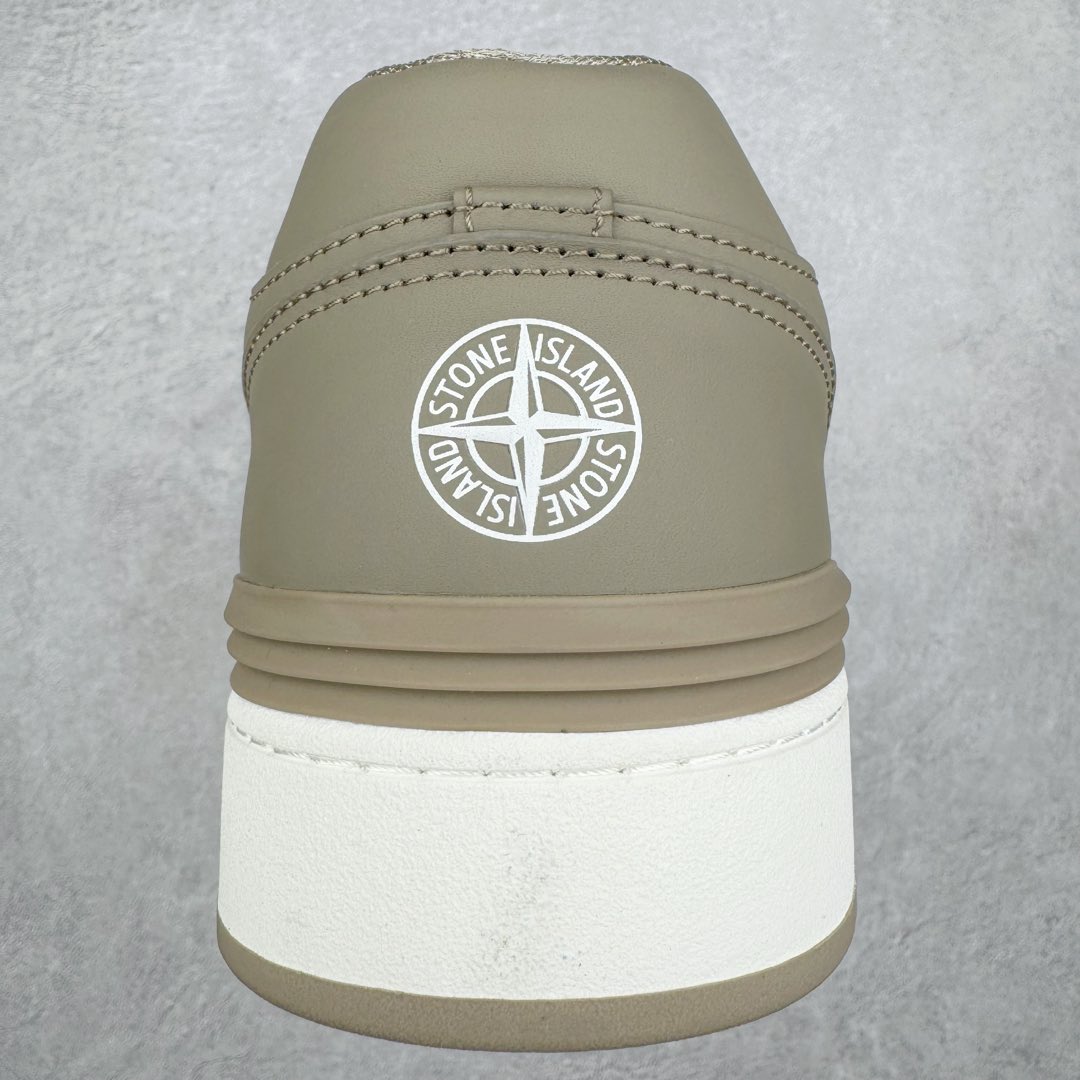 图片[8]-＃零售版 STONE ISLAND x Dior B57系列 石头岛联名迪奥情侣款休闲运动鞋CD滑板鞋 原版购入开发 这款B57中帮运动鞋是二零二四春季男装系列新品 重新诠释篮球鞋设计 成为 Dior 的经典单品 采用灰色和白色光滑牛皮革精心制作 侧面饰以米色和黑色 Oblique 印花标志 鞋舌、鞋底和后侧饰以各种特色细节提升格调 而孔眼细节、缉面线和橡胶镶片更是突显其运动风格的动感魅力 带有双色橡胶鞋底 可搭配各式服饰 打造精致造型 尺码：35-46-选品中心