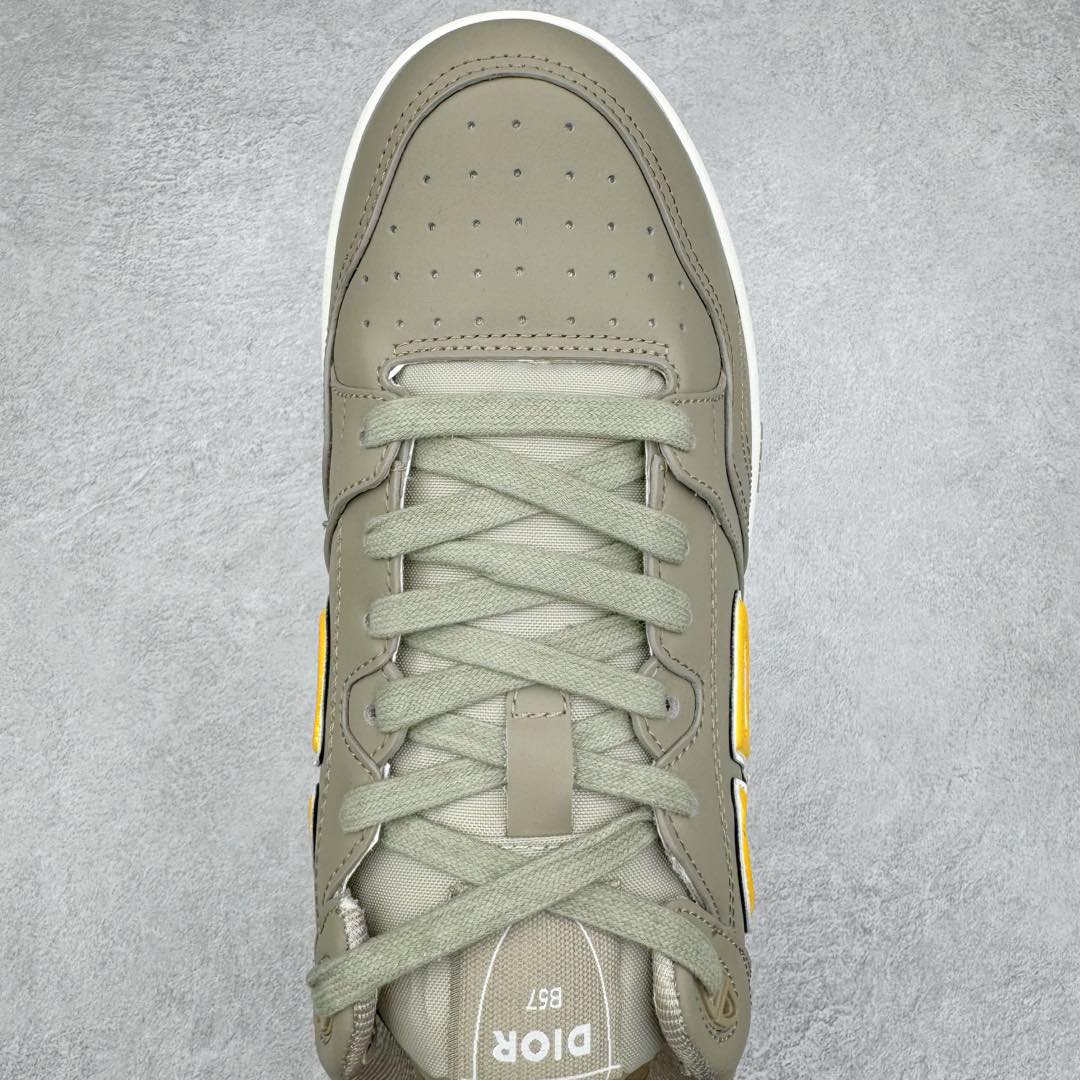 图片[4]-＃零售版 STONE ISLAND x Dior B57系列 石头岛联名迪奥情侣款休闲运动鞋CD滑板鞋 原版购入开发 这款B57中帮运动鞋是二零二四春季男装系列新品 重新诠释篮球鞋设计 成为 Dior 的经典单品 采用灰色和白色光滑牛皮革精心制作 侧面饰以米色和黑色 Oblique 印花标志 鞋舌、鞋底和后侧饰以各种特色细节提升格调 而孔眼细节、缉面线和橡胶镶片更是突显其运动风格的动感魅力 带有双色橡胶鞋底 可搭配各式服饰 打造精致造型 尺码：35-46-选品中心