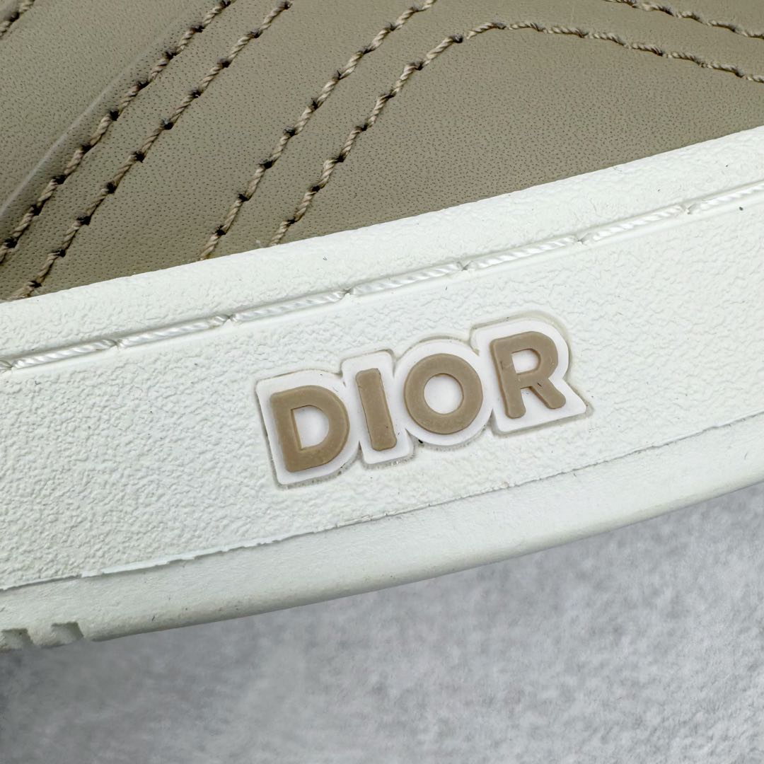 图片[20]-＃零售版 STONE ISLAND x Dior B57系列 石头岛联名迪奥情侣款休闲运动鞋CD滑板鞋 原版购入开发 这款B57中帮运动鞋是二零二四春季男装系列新品 重新诠释篮球鞋设计 成为 Dior 的经典单品 采用灰色和白色光滑牛皮革精心制作 侧面饰以米色和黑色 Oblique 印花标志 鞋舌、鞋底和后侧饰以各种特色细节提升格调 而孔眼细节、缉面线和橡胶镶片更是突显其运动风格的动感魅力 带有双色橡胶鞋底 可搭配各式服饰 打造精致造型 尺码：35-46-选品中心