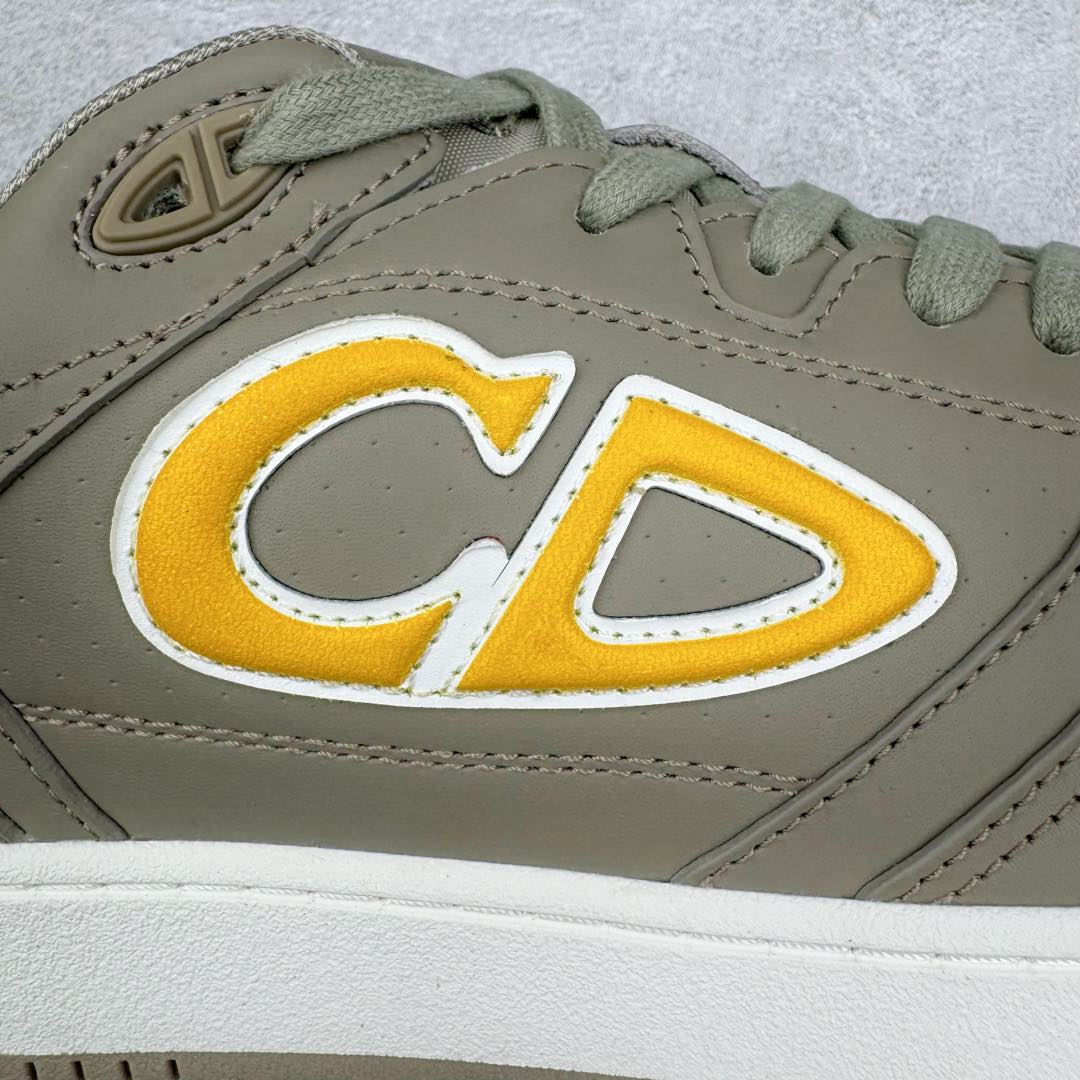 图片[19]-＃零售版 STONE ISLAND x Dior B57系列 石头岛联名迪奥情侣款休闲运动鞋CD滑板鞋 原版购入开发 这款B57中帮运动鞋是二零二四春季男装系列新品 重新诠释篮球鞋设计 成为 Dior 的经典单品 采用灰色和白色光滑牛皮革精心制作 侧面饰以米色和黑色 Oblique 印花标志 鞋舌、鞋底和后侧饰以各种特色细节提升格调 而孔眼细节、缉面线和橡胶镶片更是突显其运动风格的动感魅力 带有双色橡胶鞋底 可搭配各式服饰 打造精致造型 尺码：35-46-选品中心
