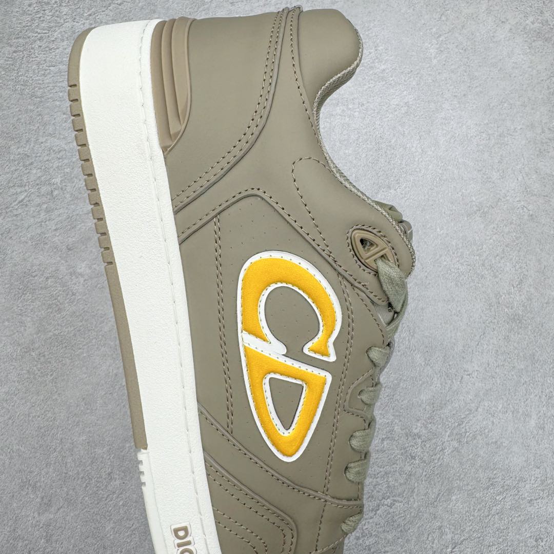 图片[6]-＃零售版 STONE ISLAND x Dior B57系列 石头岛联名迪奥情侣款休闲运动鞋CD滑板鞋 原版购入开发 这款B57中帮运动鞋是二零二四春季男装系列新品 重新诠释篮球鞋设计 成为 Dior 的经典单品 采用灰色和白色光滑牛皮革精心制作 侧面饰以米色和黑色 Oblique 印花标志 鞋舌、鞋底和后侧饰以各种特色细节提升格调 而孔眼细节、缉面线和橡胶镶片更是突显其运动风格的动感魅力 带有双色橡胶鞋底 可搭配各式服饰 打造精致造型 尺码：35-46-选品中心