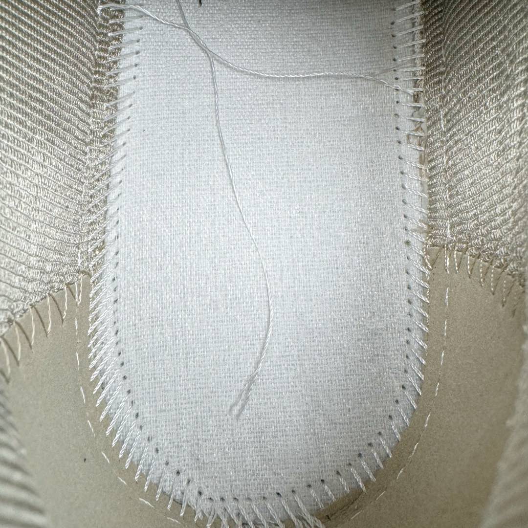 图片[10]-＃零售版 STONE ISLAND x Dior B57系列 石头岛联名迪奥情侣款休闲运动鞋CD滑板鞋 原版购入开发 这款B57中帮运动鞋是二零二四春季男装系列新品 重新诠释篮球鞋设计 成为 Dior 的经典单品 采用灰色和白色光滑牛皮革精心制作 侧面饰以米色和黑色 Oblique 印花标志 鞋舌、鞋底和后侧饰以各种特色细节提升格调 而孔眼细节、缉面线和橡胶镶片更是突显其运动风格的动感魅力 带有双色橡胶鞋底 可搭配各式服饰 打造精致造型 尺码：35-46-选品中心