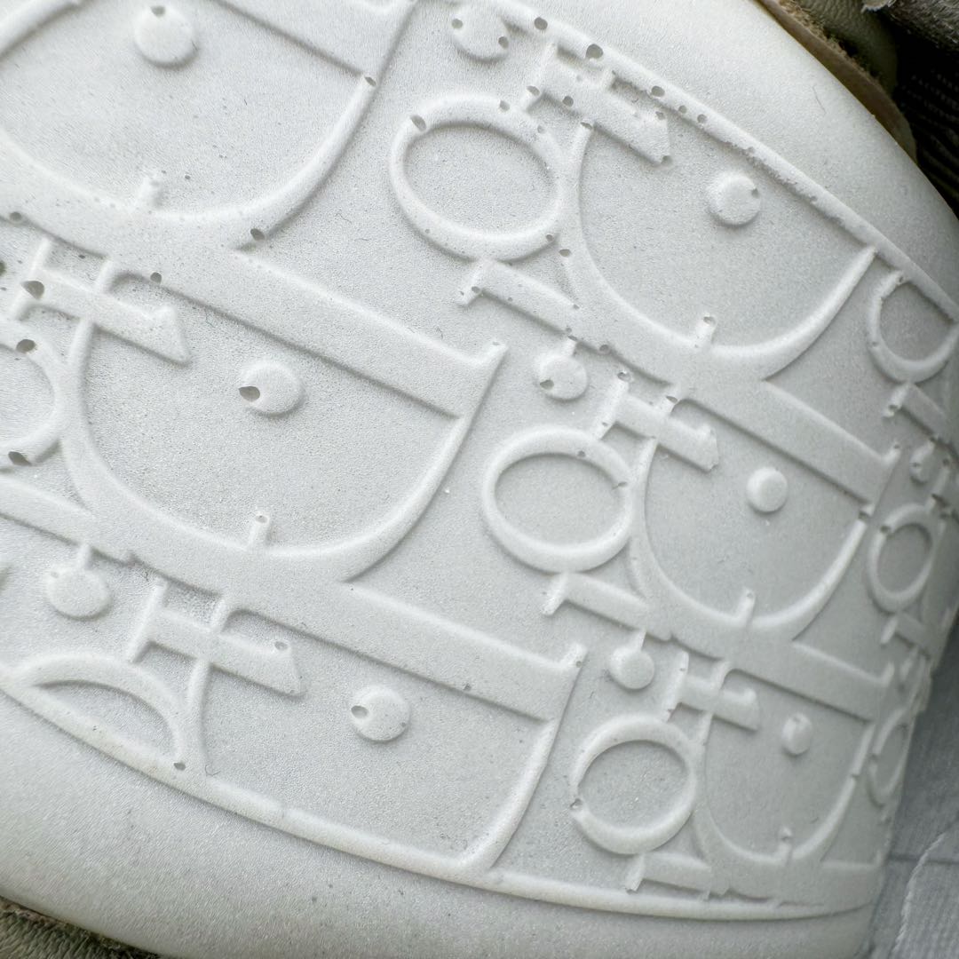 图片[11]-＃零售版 STONE ISLAND x Dior B57系列 石头岛联名迪奥情侣款休闲运动鞋CD滑板鞋 原版购入开发 这款B57中帮运动鞋是二零二四春季男装系列新品 重新诠释篮球鞋设计 成为 Dior 的经典单品 采用灰色和白色光滑牛皮革精心制作 侧面饰以米色和黑色 Oblique 印花标志 鞋舌、鞋底和后侧饰以各种特色细节提升格调 而孔眼细节、缉面线和橡胶镶片更是突显其运动风格的动感魅力 带有双色橡胶鞋底 可搭配各式服饰 打造精致造型 尺码：35-46-选品中心