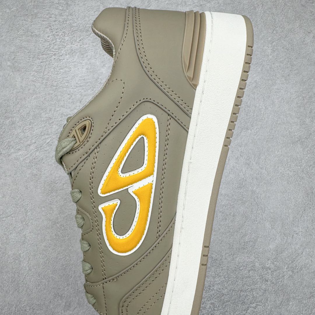 图片[7]-＃零售版 STONE ISLAND x Dior B57系列 石头岛联名迪奥情侣款休闲运动鞋CD滑板鞋 原版购入开发 这款B57中帮运动鞋是二零二四春季男装系列新品 重新诠释篮球鞋设计 成为 Dior 的经典单品 采用灰色和白色光滑牛皮革精心制作 侧面饰以米色和黑色 Oblique 印花标志 鞋舌、鞋底和后侧饰以各种特色细节提升格调 而孔眼细节、缉面线和橡胶镶片更是突显其运动风格的动感魅力 带有双色橡胶鞋底 可搭配各式服饰 打造精致造型 尺码：35-46-选品中心