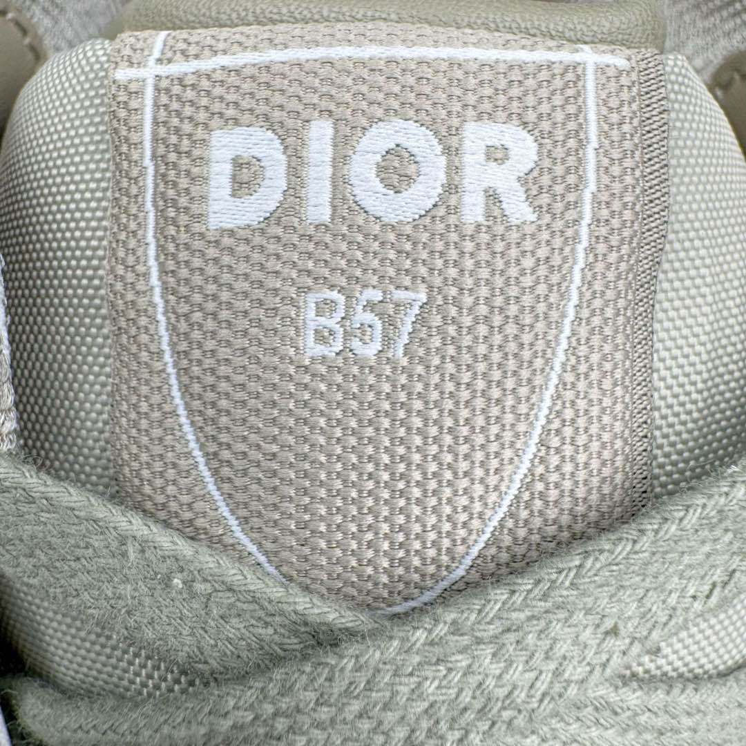 图片[14]-＃零售版 STONE ISLAND x Dior B57系列 石头岛联名迪奥情侣款休闲运动鞋CD滑板鞋 原版购入开发 这款B57中帮运动鞋是二零二四春季男装系列新品 重新诠释篮球鞋设计 成为 Dior 的经典单品 采用灰色和白色光滑牛皮革精心制作 侧面饰以米色和黑色 Oblique 印花标志 鞋舌、鞋底和后侧饰以各种特色细节提升格调 而孔眼细节、缉面线和橡胶镶片更是突显其运动风格的动感魅力 带有双色橡胶鞋底 可搭配各式服饰 打造精致造型 尺码：35-46-选品中心