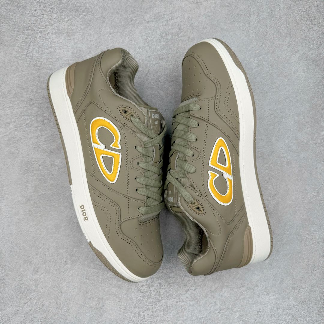 图片[3]-＃零售版 STONE ISLAND x Dior B57系列 石头岛联名迪奥情侣款休闲运动鞋CD滑板鞋 原版购入开发 这款B57中帮运动鞋是二零二四春季男装系列新品 重新诠释篮球鞋设计 成为 Dior 的经典单品 采用灰色和白色光滑牛皮革精心制作 侧面饰以米色和黑色 Oblique 印花标志 鞋舌、鞋底和后侧饰以各种特色细节提升格调 而孔眼细节、缉面线和橡胶镶片更是突显其运动风格的动感魅力 带有双色橡胶鞋底 可搭配各式服饰 打造精致造型 尺码：35-46-选品中心