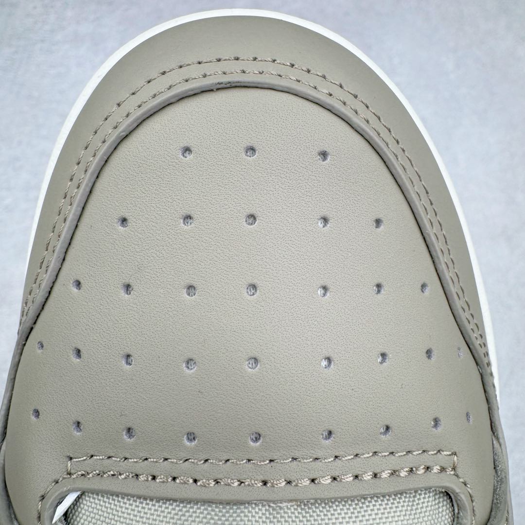 图片[16]-＃零售版 STONE ISLAND x Dior B57系列 石头岛联名迪奥情侣款休闲运动鞋CD滑板鞋 原版购入开发 这款B57中帮运动鞋是二零二四春季男装系列新品 重新诠释篮球鞋设计 成为 Dior 的经典单品 采用灰色和白色光滑牛皮革精心制作 侧面饰以米色和黑色 Oblique 印花标志 鞋舌、鞋底和后侧饰以各种特色细节提升格调 而孔眼细节、缉面线和橡胶镶片更是突显其运动风格的动感魅力 带有双色橡胶鞋底 可搭配各式服饰 打造精致造型 尺码：35-46-选品中心
