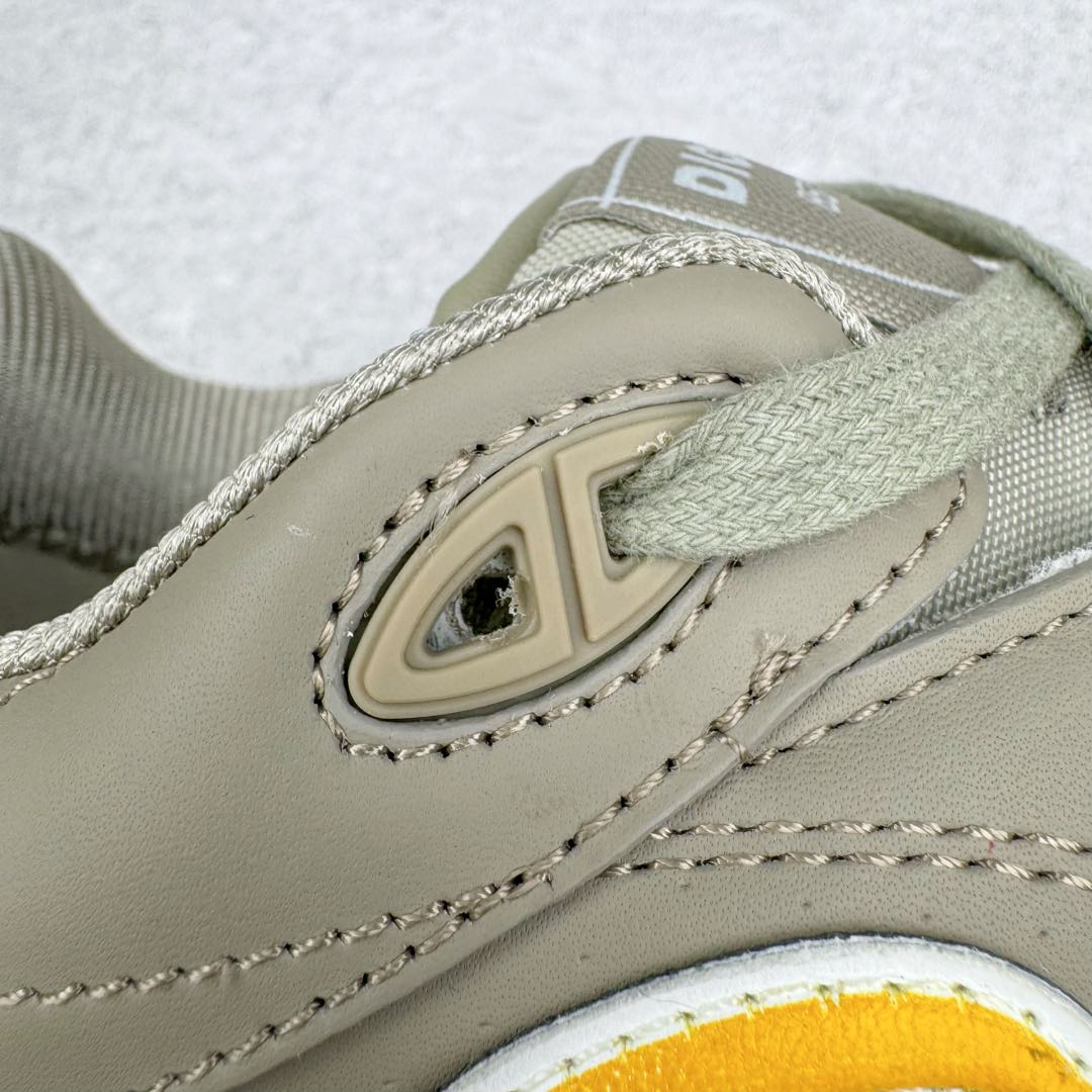 图片[18]-＃零售版 STONE ISLAND x Dior B57系列 石头岛联名迪奥情侣款休闲运动鞋CD滑板鞋 原版购入开发 这款B57中帮运动鞋是二零二四春季男装系列新品 重新诠释篮球鞋设计 成为 Dior 的经典单品 采用灰色和白色光滑牛皮革精心制作 侧面饰以米色和黑色 Oblique 印花标志 鞋舌、鞋底和后侧饰以各种特色细节提升格调 而孔眼细节、缉面线和橡胶镶片更是突显其运动风格的动感魅力 带有双色橡胶鞋底 可搭配各式服饰 打造精致造型 尺码：35-46-选品中心