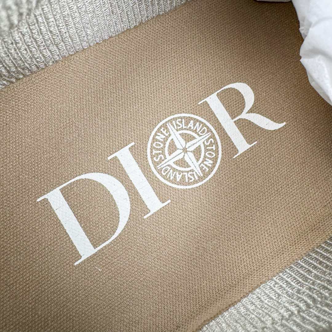 图片[13]-＃零售版 STONE ISLAND x Dior B57系列 石头岛联名迪奥情侣款休闲运动鞋CD滑板鞋 原版购入开发 这款B57中帮运动鞋是二零二四春季男装系列新品 重新诠释篮球鞋设计 成为 Dior 的经典单品 采用灰色和白色光滑牛皮革精心制作 侧面饰以米色和黑色 Oblique 印花标志 鞋舌、鞋底和后侧饰以各种特色细节提升格调 而孔眼细节、缉面线和橡胶镶片更是突显其运动风格的动感魅力 带有双色橡胶鞋底 可搭配各式服饰 打造精致造型 尺码：35-46-选品中心