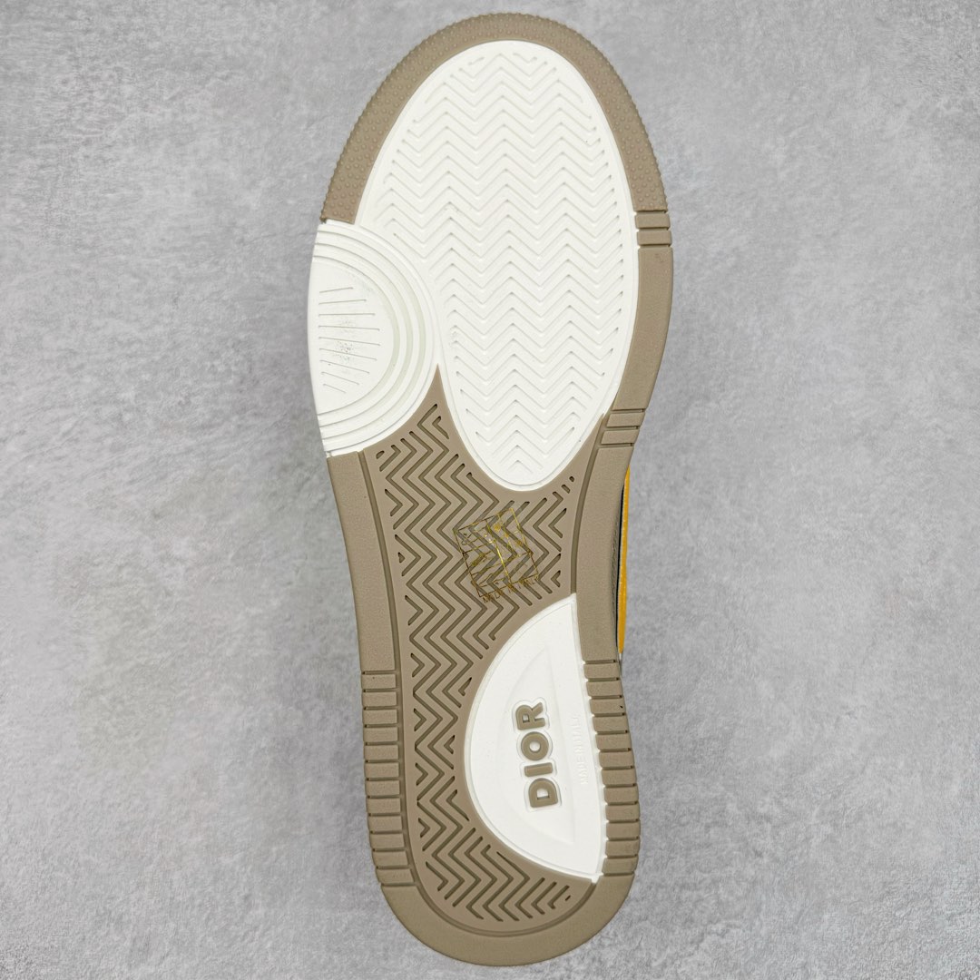 图片[9]-＃零售版 STONE ISLAND x Dior B57系列 石头岛联名迪奥情侣款休闲运动鞋CD滑板鞋 原版购入开发 这款B57中帮运动鞋是二零二四春季男装系列新品 重新诠释篮球鞋设计 成为 Dior 的经典单品 采用灰色和白色光滑牛皮革精心制作 侧面饰以米色和黑色 Oblique 印花标志 鞋舌、鞋底和后侧饰以各种特色细节提升格调 而孔眼细节、缉面线和橡胶镶片更是突显其运动风格的动感魅力 带有双色橡胶鞋底 可搭配各式服饰 打造精致造型 尺码：35-46-选品中心