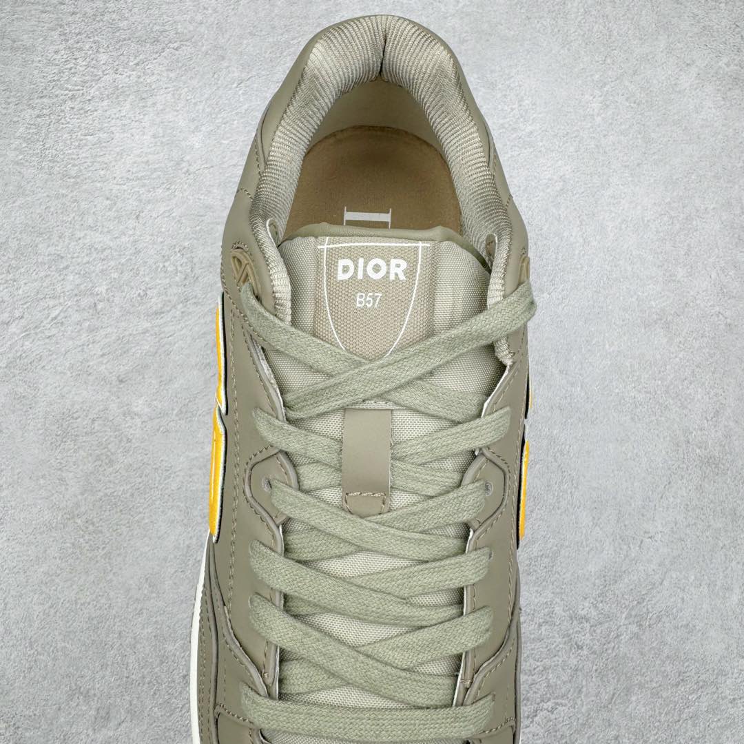 图片[5]-＃零售版 STONE ISLAND x Dior B57系列 石头岛联名迪奥情侣款休闲运动鞋CD滑板鞋 原版购入开发 这款B57中帮运动鞋是二零二四春季男装系列新品 重新诠释篮球鞋设计 成为 Dior 的经典单品 采用灰色和白色光滑牛皮革精心制作 侧面饰以米色和黑色 Oblique 印花标志 鞋舌、鞋底和后侧饰以各种特色细节提升格调 而孔眼细节、缉面线和橡胶镶片更是突显其运动风格的动感魅力 带有双色橡胶鞋底 可搭配各式服饰 打造精致造型 尺码：35-46-选品中心