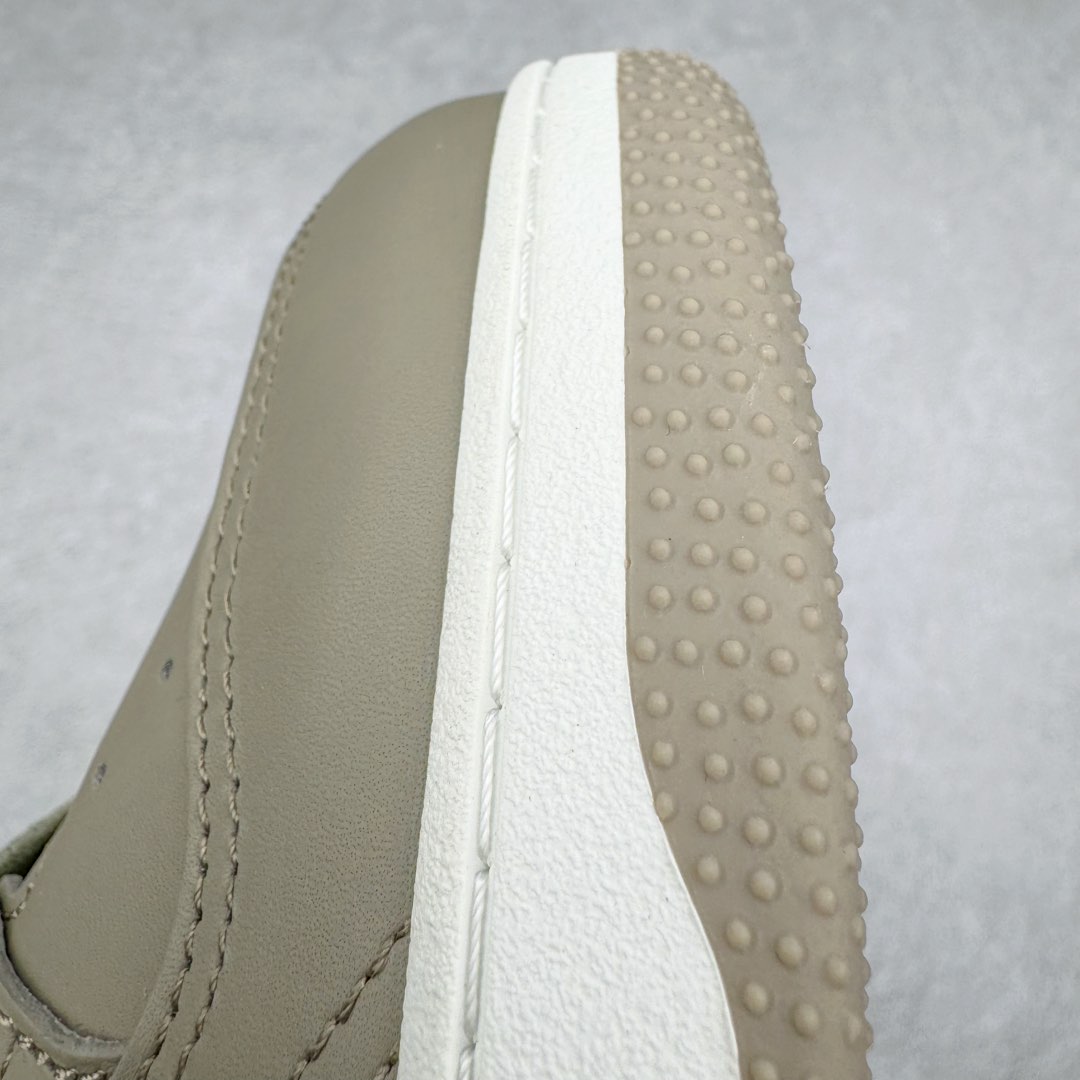 图片[15]-＃零售版 STONE ISLAND x Dior B57系列 石头岛联名迪奥情侣款休闲运动鞋CD滑板鞋 原版购入开发 这款B57中帮运动鞋是二零二四春季男装系列新品 重新诠释篮球鞋设计 成为 Dior 的经典单品 采用灰色和白色光滑牛皮革精心制作 侧面饰以米色和黑色 Oblique 印花标志 鞋舌、鞋底和后侧饰以各种特色细节提升格调 而孔眼细节、缉面线和橡胶镶片更是突显其运动风格的动感魅力 带有双色橡胶鞋底 可搭配各式服饰 打造精致造型 尺码：35-46-选品中心