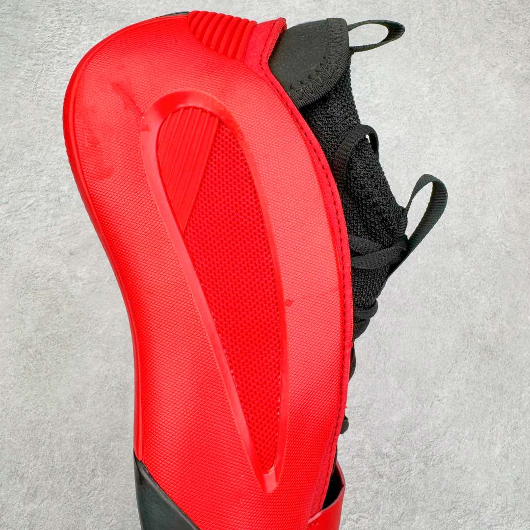 图片[6]-AD Harden Vol. 8 哈登八代签名篮球鞋 IE2696 采用了“袜套式”设计，在十多年前这一设计极为风靡，将帅气和简洁融为一体。现在Harden Vol. 8将袜套鞋领重新拾起，并配合内靴，易穿脱且包裹佳。泪滴形EVA结构骨架提供横向支持和快速移动时的稳定性。全掌JET BOOST科技提供缓震和能量反馈，助你整场保持活力。多向“JH”抓地纹路设计提供优秀抓地力，使球员能够在场上迅速变向、急停或启动，更好地掌控比赛。尺码：40 40.5 41 42 42.5 43 44 44.5 45 46-选品中心