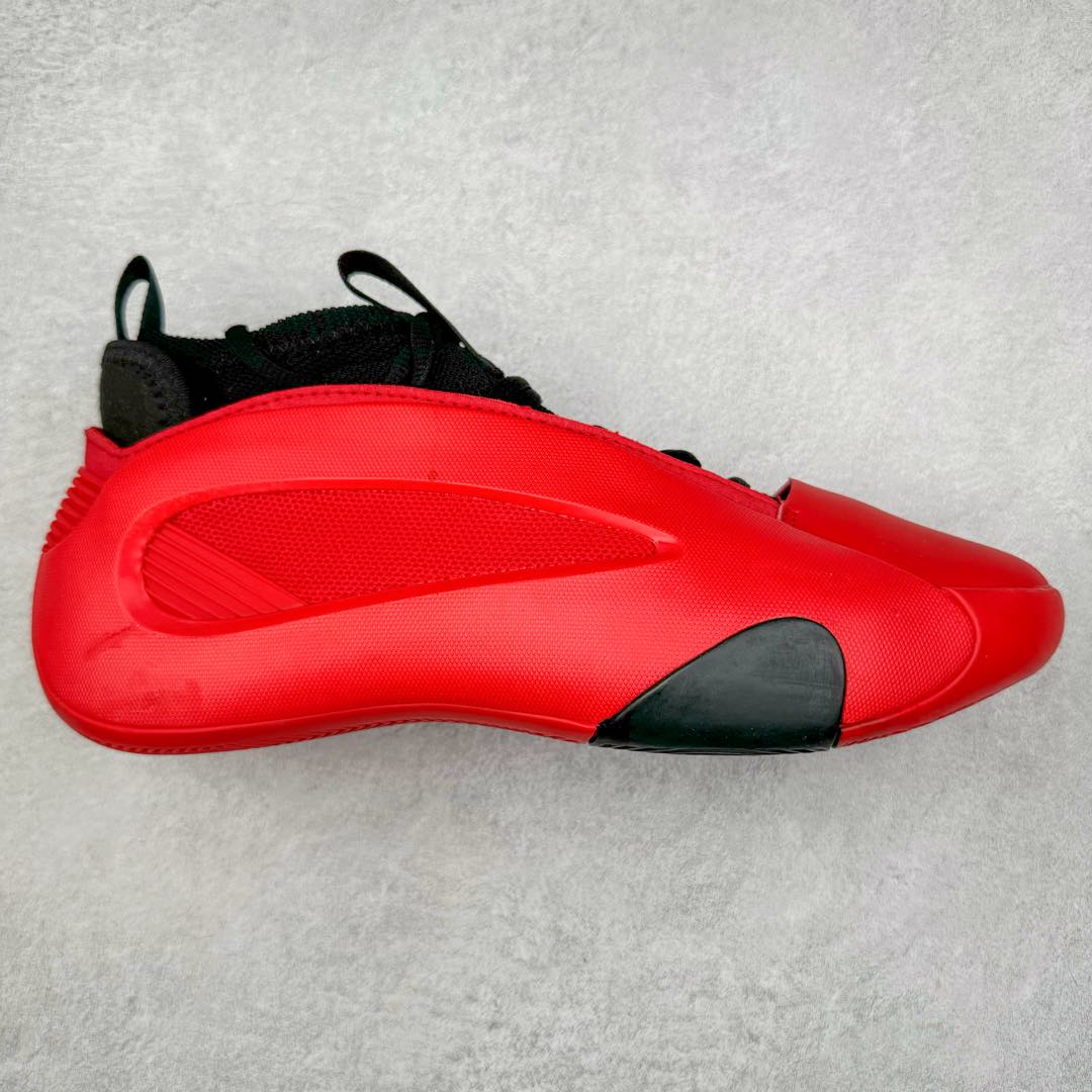 AD Harden Vol. 8 哈登八代签名篮球鞋 IE2696 采用了“袜套式”设计，在十多年前这一设计极为风靡，将帅气和简洁融为一体。现在Harden Vol. 8将袜套鞋领重新拾起，并配合内靴，易穿脱且包裹佳。泪滴形EVA结构骨架提供横向支持和快速移动时的稳定性。全掌JET BOOST科技提供缓震和能量反馈，助你整场保持活力。多向“JH”抓地纹路设计提供优秀抓地力，使球员能够在场上迅速变向、急停或启动，更好地掌控比赛。尺码：40 40.5 41 42 42.5 43 44 44.5 45 46-选品中心