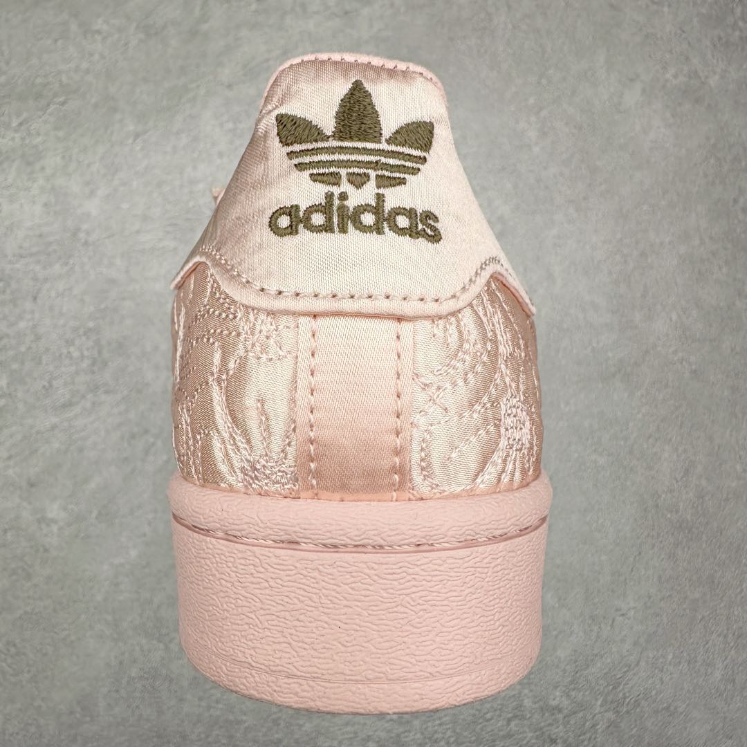 图片[8]-AD Originals Superstar 经典复古贝壳头板鞋 JQ8737 诞生于1969年 是第一双将全皮面鞋 身与橡胶鞋头结合在一起的低帮篮球鞋 Superstar最开始 是作为高帮篮球鞋Pro Model的低帮版本而出现的 但因为其独特和醒目的橡胶鞋头造型而让大家熟知 被大家形象地称为\\\”shelltoe\\\”贝壳头 在70年代的美国职业篮球场上 接近3/4的NBA球员都将这双Superstar作为场上用鞋 80年代之后 经过不断的改良和发展 Superstar逐渐成为横跨时装、音乐、街头文化、休闲和运动等各大领域的时尚潮鞋 尺码：36 36.5 37 38 38.5 39 40 40.5 41 42 42.5 43 44 44.5 45-选品中心