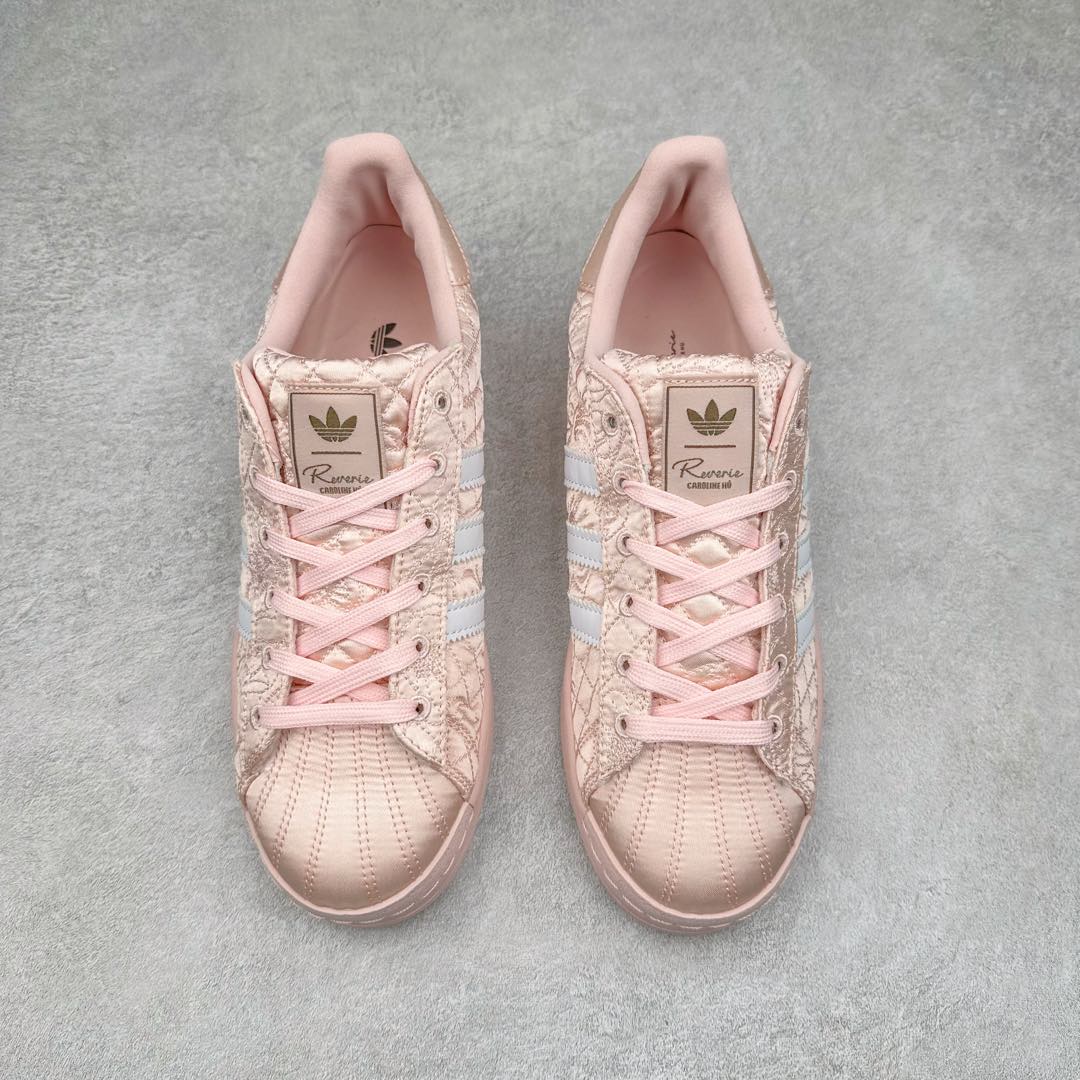 图片[2]-AD Originals Superstar 经典复古贝壳头板鞋 JQ8737 诞生于1969年 是第一双将全皮面鞋 身与橡胶鞋头结合在一起的低帮篮球鞋 Superstar最开始 是作为高帮篮球鞋Pro Model的低帮版本而出现的 但因为其独特和醒目的橡胶鞋头造型而让大家熟知 被大家形象地称为\\\”shelltoe\\\”贝壳头 在70年代的美国职业篮球场上 接近3/4的NBA球员都将这双Superstar作为场上用鞋 80年代之后 经过不断的改良和发展 Superstar逐渐成为横跨时装、音乐、街头文化、休闲和运动等各大领域的时尚潮鞋 尺码：36 36.5 37 38 38.5 39 40 40.5 41 42 42.5 43 44 44.5 45-选品中心