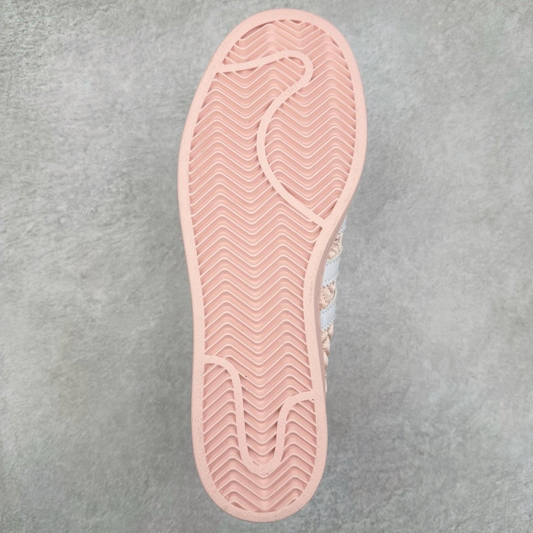 图片[9]-AD Originals Superstar 经典复古贝壳头板鞋 JQ8737 诞生于1969年 是第一双将全皮面鞋 身与橡胶鞋头结合在一起的低帮篮球鞋 Superstar最开始 是作为高帮篮球鞋Pro Model的低帮版本而出现的 但因为其独特和醒目的橡胶鞋头造型而让大家熟知 被大家形象地称为\\\”shelltoe\\\”贝壳头 在70年代的美国职业篮球场上 接近3/4的NBA球员都将这双Superstar作为场上用鞋 80年代之后 经过不断的改良和发展 Superstar逐渐成为横跨时装、音乐、街头文化、休闲和运动等各大领域的时尚潮鞋 尺码：36 36.5 37 38 38.5 39 40 40.5 41 42 42.5 43 44 44.5 45-选品中心