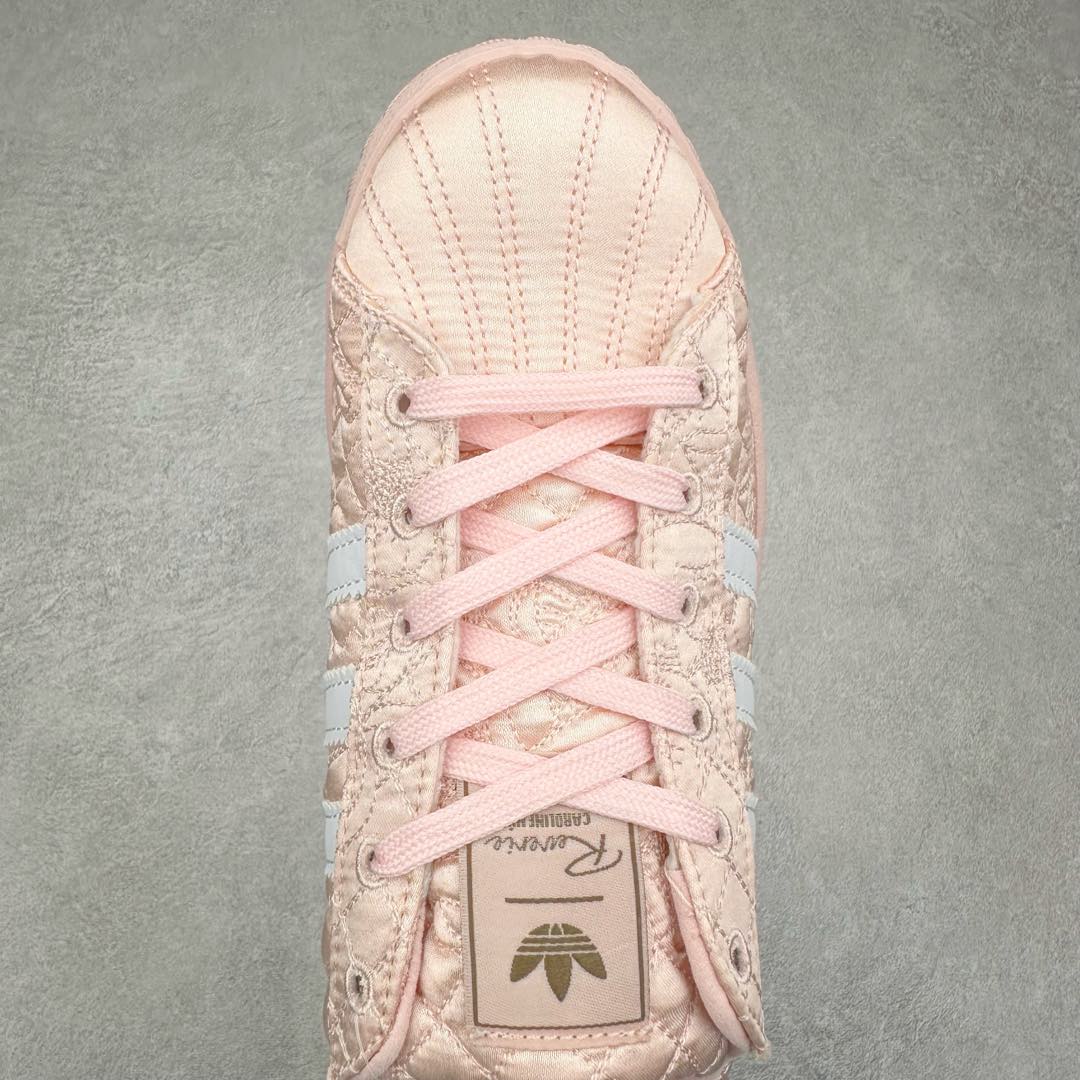 图片[4]-AD Originals Superstar 经典复古贝壳头板鞋 JQ8737 诞生于1969年 是第一双将全皮面鞋 身与橡胶鞋头结合在一起的低帮篮球鞋 Superstar最开始 是作为高帮篮球鞋Pro Model的低帮版本而出现的 但因为其独特和醒目的橡胶鞋头造型而让大家熟知 被大家形象地称为\\\”shelltoe\\\”贝壳头 在70年代的美国职业篮球场上 接近3/4的NBA球员都将这双Superstar作为场上用鞋 80年代之后 经过不断的改良和发展 Superstar逐渐成为横跨时装、音乐、街头文化、休闲和运动等各大领域的时尚潮鞋 尺码：36 36.5 37 38 38.5 39 40 40.5 41 42 42.5 43 44 44.5 45-选品中心