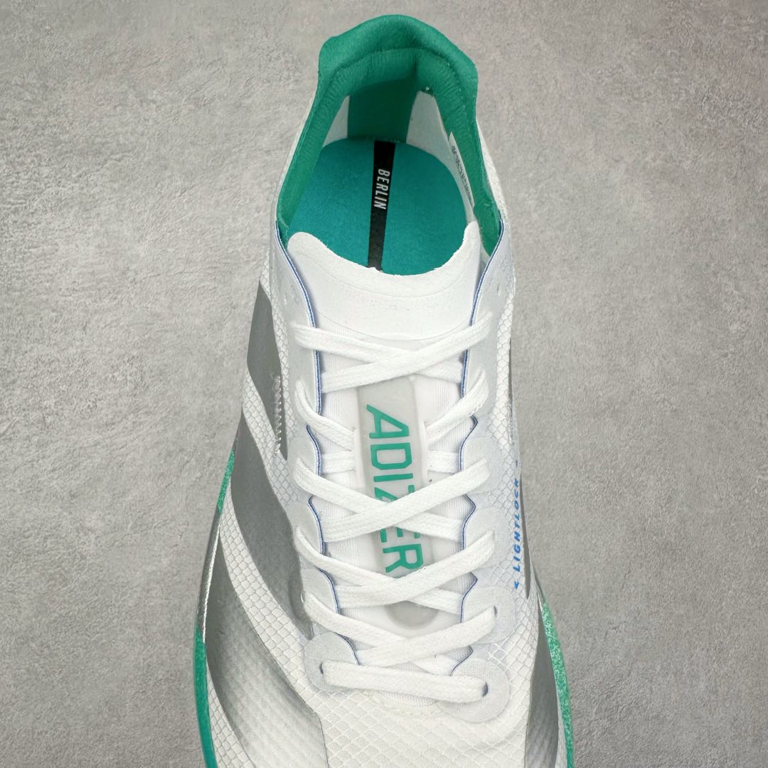 图片[5]-AD Adizero Eva SL M 零度进化版系列低帮轻便透气竞速休闲运动慢跑鞋 JR9707 相信大家对去年 adidas 横空出世的「顶级超跑」adiZero Adios Pro EVO 1 记忆犹新！不仅登顶阿迪史上最轻跑鞋宝座，更在接下来的全球马拉松赛事中，持续书写着惊人成绩，被网友戏称新一代「阿迪神鞋」全网刷屏！极简设计语言与强烈速度感和存在感的鞋侧三线，让人过目不忘，特别种草！其中定位于中长跑训练的 adidas Adizero Evo SL，整体外观造型与 adiZero Adios Pro EVO 1 非常相似。中底配置方面搭载全掌 Lightstrike Pro，鞋面采用透气网面示人，契合日常训练鞋的定位，更加耐用。外底给到了马牌橡胶，及类似上代竞速旗舰 adidas Adizero Adios Pro 3 区域分布。整体看下来无论是外观的鲜明辨识度，还是配置的扎实程度都很顶。尺码：36 36⅔ 37⅓ 38 38⅔ 39⅓ 40 40⅔ 41⅓ 42 42⅔ 43⅓ 44 45-选品中心