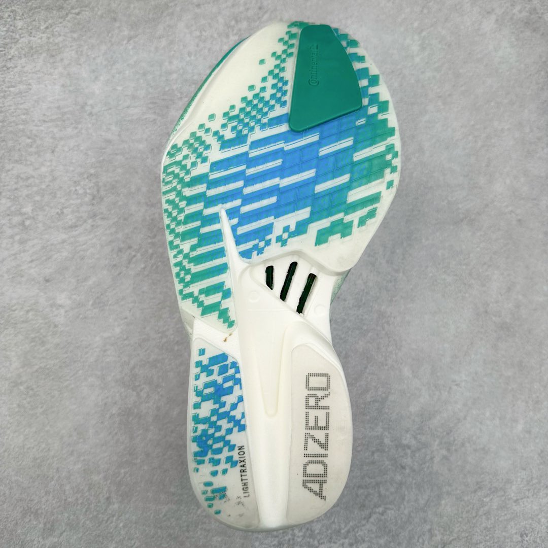 图片[9]-AD Adizero Eva SL M 零度进化版系列低帮轻便透气竞速休闲运动慢跑鞋 JR9707 相信大家对去年 adidas 横空出世的「顶级超跑」adiZero Adios Pro EVO 1 记忆犹新！不仅登顶阿迪史上最轻跑鞋宝座，更在接下来的全球马拉松赛事中，持续书写着惊人成绩，被网友戏称新一代「阿迪神鞋」全网刷屏！极简设计语言与强烈速度感和存在感的鞋侧三线，让人过目不忘，特别种草！其中定位于中长跑训练的 adidas Adizero Evo SL，整体外观造型与 adiZero Adios Pro EVO 1 非常相似。中底配置方面搭载全掌 Lightstrike Pro，鞋面采用透气网面示人，契合日常训练鞋的定位，更加耐用。外底给到了马牌橡胶，及类似上代竞速旗舰 adidas Adizero Adios Pro 3 区域分布。整体看下来无论是外观的鲜明辨识度，还是配置的扎实程度都很顶。尺码：36 36⅔ 37⅓ 38 38⅔ 39⅓ 40 40⅔ 41⅓ 42 42⅔ 43⅓ 44 45-选品中心