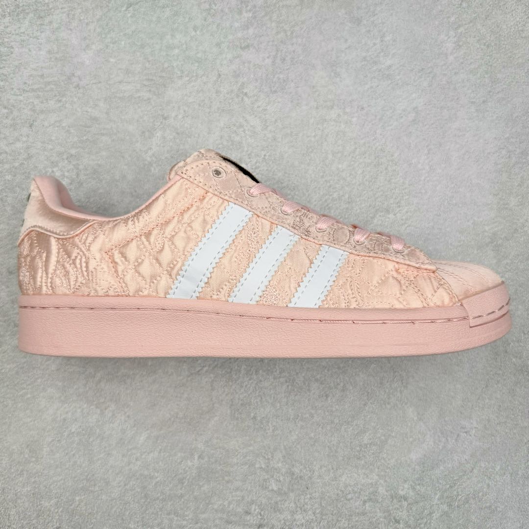 AD Originals Superstar 经典复古贝壳头板鞋 JQ8737 诞生于1969年 是第一双将全皮面鞋 身与橡胶鞋头结合在一起的低帮篮球鞋 Superstar最开始 是作为高帮篮球鞋Pro Model的低帮版本而出现的 但因为其独特和醒目的橡胶鞋头造型而让大家熟知 被大家形象地称为\\\”shelltoe\\\”贝壳头 在70年代的美国职业篮球场上 接近3/4的NBA球员都将这双Superstar作为场上用鞋 80年代之后 经过不断的改良和发展 Superstar逐渐成为横跨时装、音乐、街头文化、休闲和运动等各大领域的时尚潮鞋 尺码：36 36.5 37 38 38.5 39 40 40.5 41 42 42.5 43 44 44.5 45-选品中心