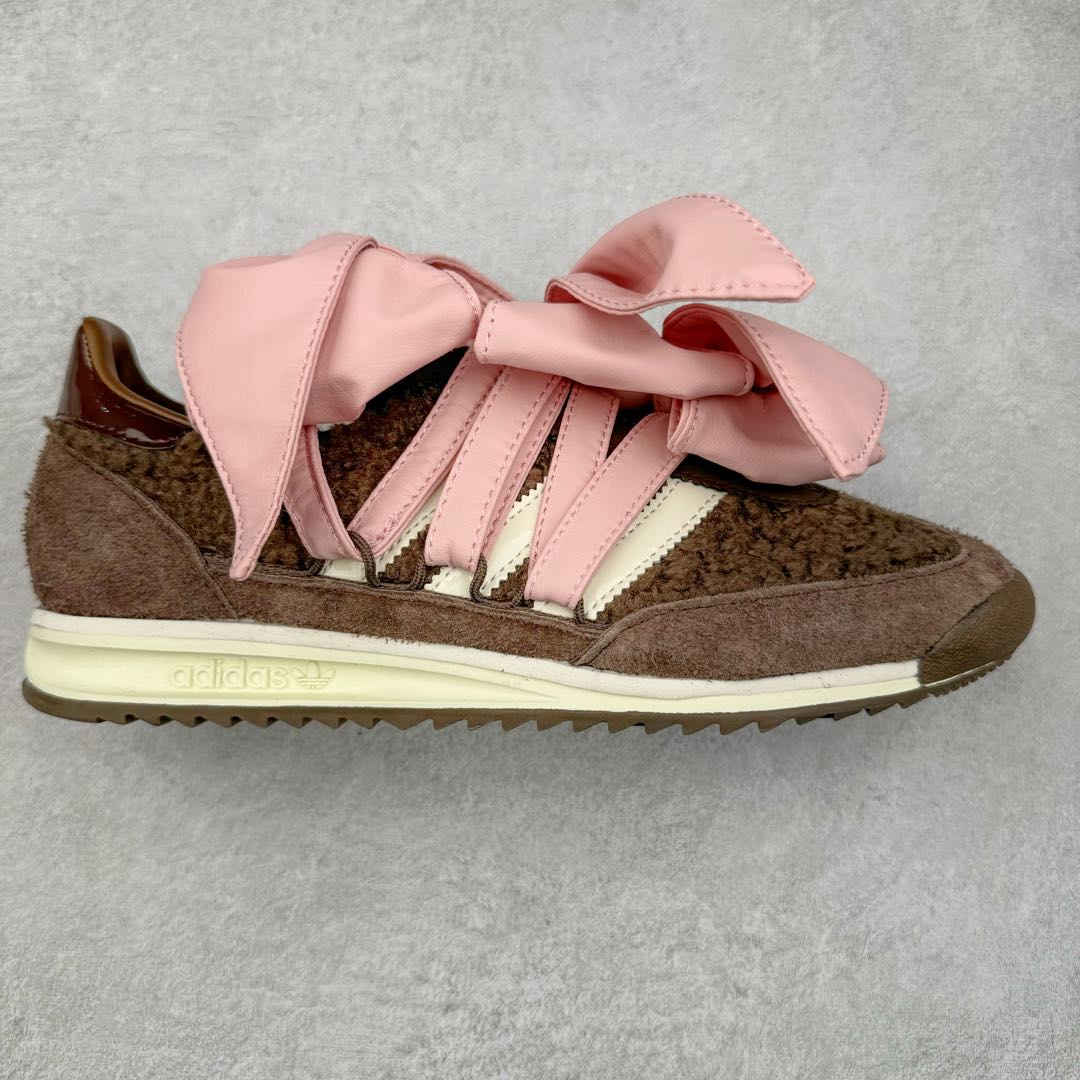 ＃纯原 AD Wmns SL72 OG 系列德训足球风百搭低帮休闲运动板鞋 JH7341 采用高弹EVA+MODEL+RB三层组合底 区别市面RB一体大底 三层组合鞋底重量与原鞋一致 Originals 将有「T 头鞋」造型的诞生于 1972 年的 SL72 鞋款复刻带回 各位买鞋又有新选择了 1972 年 SL72 问世后 引领了后来阿迪达斯的跑鞋发展方向 其中「SL」代表了 Super Light 彰显了产品轻便的特性 1972 年 SL72 问世后 引领了后来阿迪达斯的跑鞋发展方向 其中「SL」代表了 Super Light 彰显了产品轻便的特性 这次 Originals 延续其轻质经典的基因 带来男女两款 SL72 男生款带来 SL72 RS 鞋型 RS 意为 Reshaped（重塑）鞋款在保留了经典的外观基础上 在尼龙材质里增加了填充物 使鞋型更加挺立和饱满 鞋头则更加圆润 鞋底的 EVA 材质则增加了鞋款的高度 女生款则带来 SL72 OG W 鞋型 OG 顾名思义则是致敬经典款式 相较于 RS（Reshaped）鞋款 鞋身更加纤细 其整体鞋身轮廓、线条、细节、材质上尊崇 70 年代 SL72 的设计 还原经典味道 尺码：36 36⅔ 37⅓ 38 38⅔ 39⅓ 40 40⅔ 41⅓ 42 42⅔ 43⅓ 44 44⅔ 45-选品中心