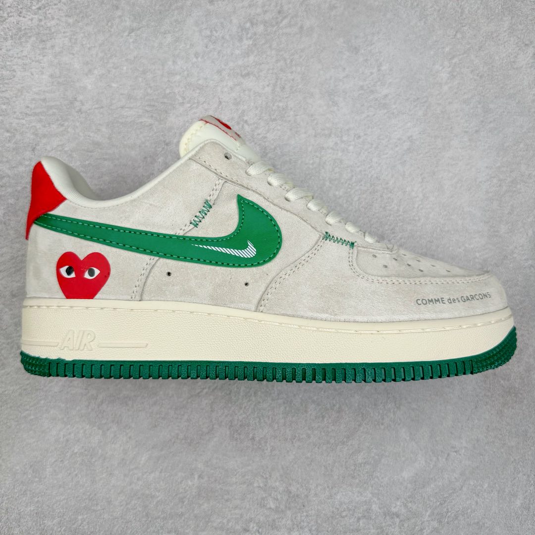 NK Air Force 1´07 Low 空军一号低帮百搭休闲运动板鞋 DF0188-033 柔软、弹性十足的缓震性能和出色的中底设计 横跨复古与现代的外型结合 造就出风靡全球 三十多年的Force 1 直到今天还深受青睐 尺码：36 36.5 37.5 38 38.5 39 40 40.5 41 42 42.5 43 44 44.5 45-选品中心