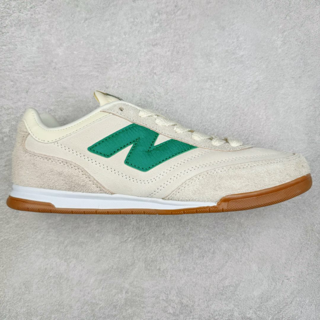New Balance URC42 NB复古跑鞋 绒布拼接舒适耐磨跑步鞋限定 以更纯粹的复古风格设计打造的全新造型 侧身还以解构设计 将 N 字标志以做旧压花样式呈现 样式别具新意 则呈现出高级怀旧气质 也让鞋款在奢华时装风格与运动氛围之间达到了平衡 货号： URC42EBYH 尺码：36 37 37.5 38 38.5 39.5 40 40.5 41.5 42 42.5 43 44 45-选品中心