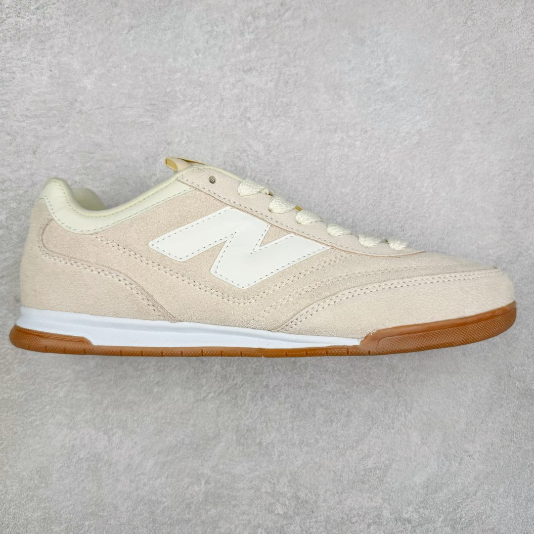 New Balance URC42 NB复古跑鞋 绒布拼接舒适耐磨跑步鞋限定 以更纯粹的复古风格设计打造的全新造型 侧身还以解构设计 将 N 字标志以做旧压花样式呈现 样式别具新意 则呈现出高级怀旧气质 也让鞋款在奢华时装风格与运动氛围之间达到了平衡 货号： URC42EBYH 尺码：36 37 37.5 38 38.5 39.5 40 40.5 41.5 42 42.5 43 44 45-选品中心