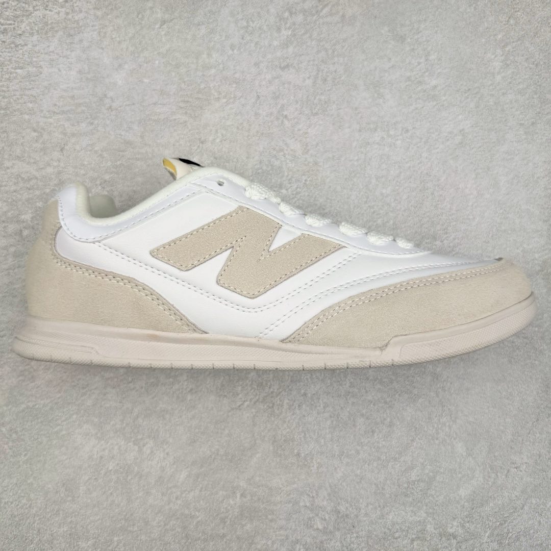 New Balance URC42 NB复古跑鞋 绒布拼接舒适耐磨跑步鞋限定 以更纯粹的复古风格设计打造的全新造型 侧身还以解构设计 将 N 字标志以做旧压花样式呈现 样式别具新意 则呈现出高级怀旧气质 也让鞋款在奢华时装风格与运动氛围之间达到了平衡 货号： URC42EBYH 尺码：36 37 37.5 38 38.5 39.5 40 40.5 41.5 42 42.5 43 44 45-选品中心