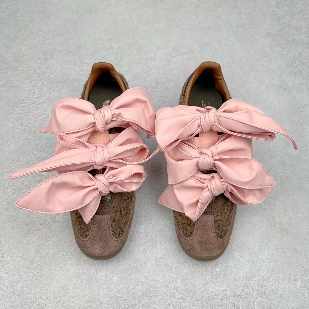 图片[2]-＃纯原 AD Wmns SL72 OG 系列德训足球风百搭低帮休闲运动板鞋 JH7341 采用高弹EVA+MODEL+RB三层组合底 区别市面RB一体大底 三层组合鞋底重量与原鞋一致 Originals 将有「T 头鞋」造型的诞生于 1972 年的 SL72 鞋款复刻带回 各位买鞋又有新选择了 1972 年 SL72 问世后 引领了后来阿迪达斯的跑鞋发展方向 其中「SL」代表了 Super Light 彰显了产品轻便的特性 1972 年 SL72 问世后 引领了后来阿迪达斯的跑鞋发展方向 其中「SL」代表了 Super Light 彰显了产品轻便的特性 这次 Originals 延续其轻质经典的基因 带来男女两款 SL72 男生款带来 SL72 RS 鞋型 RS 意为 Reshaped（重塑）鞋款在保留了经典的外观基础上 在尼龙材质里增加了填充物 使鞋型更加挺立和饱满 鞋头则更加圆润 鞋底的 EVA 材质则增加了鞋款的高度 女生款则带来 SL72 OG W 鞋型 OG 顾名思义则是致敬经典款式 相较于 RS（Reshaped）鞋款 鞋身更加纤细 其整体鞋身轮廓、线条、细节、材质上尊崇 70 年代 SL72 的设计 还原经典味道 尺码：36 36⅔ 37⅓ 38 38⅔ 39⅓ 40 40⅔ 41⅓ 42 42⅔ 43⅓ 44 44⅔ 45-选品中心