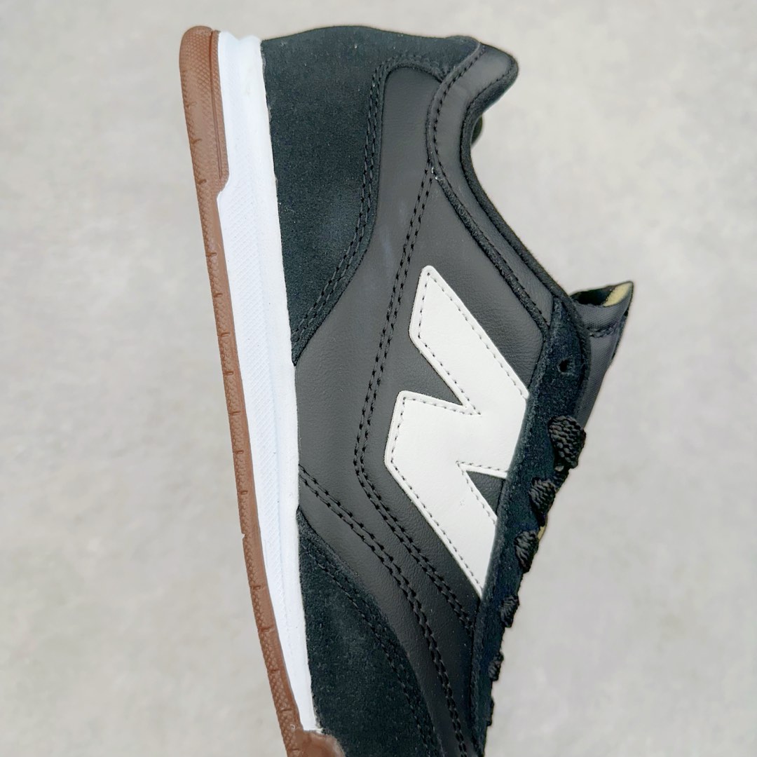 图片[6]-New Balance URC42 NB复古跑鞋 绒布拼接舒适耐磨跑步鞋限定 以更纯粹的复古风格设计打造的全新造型 侧身还以解构设计 将 N 字标志以做旧压花样式呈现 样式别具新意 则呈现出高级怀旧气质 也让鞋款在奢华时装风格与运动氛围之间达到了平衡 货号： URC42EBYH 尺码：36 37 37.5 38 38.5 39.5 40 40.5 41.5 42 42.5 43 44 45-选品中心