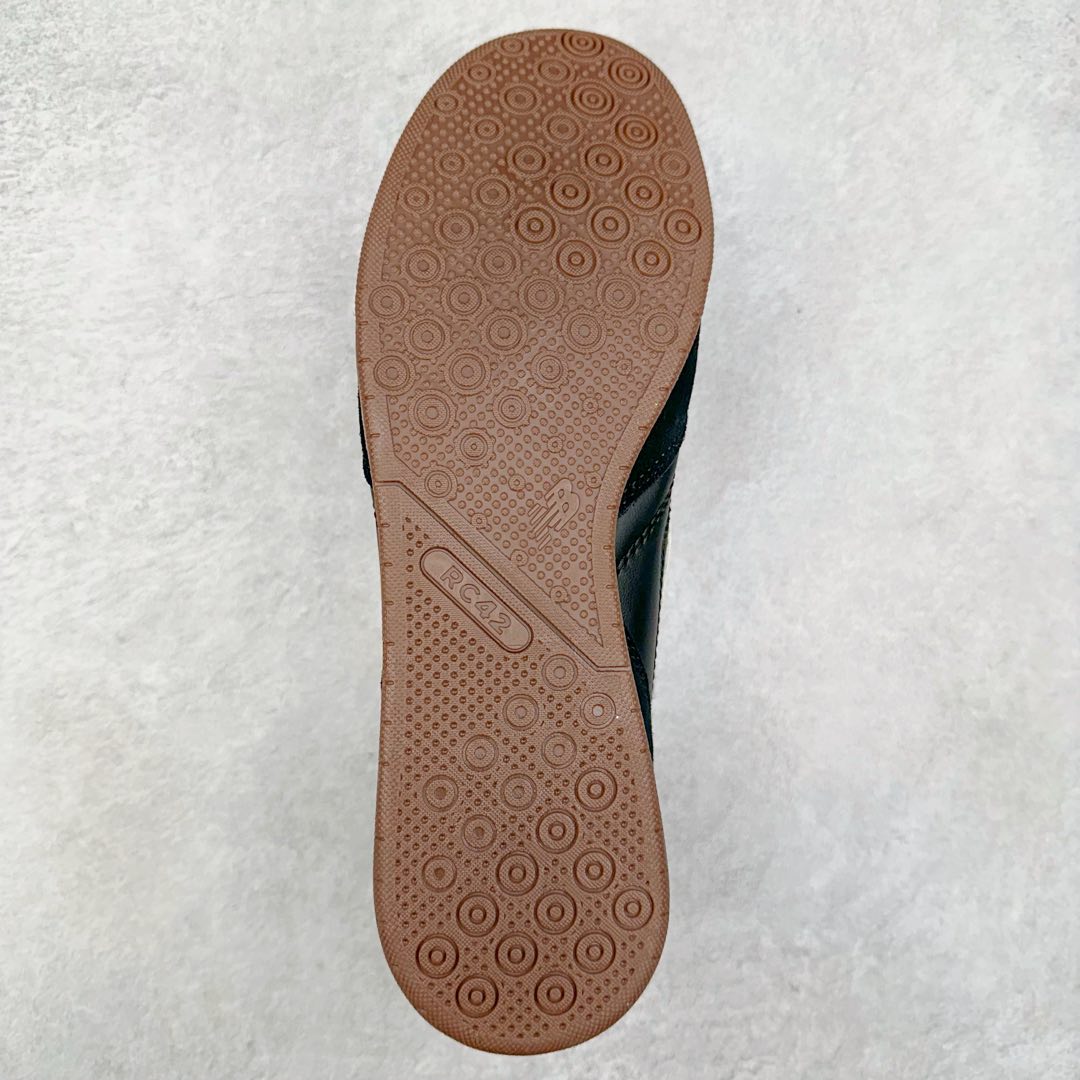 图片[9]-New Balance URC42 NB复古跑鞋 绒布拼接舒适耐磨跑步鞋限定 以更纯粹的复古风格设计打造的全新造型 侧身还以解构设计 将 N 字标志以做旧压花样式呈现 样式别具新意 则呈现出高级怀旧气质 也让鞋款在奢华时装风格与运动氛围之间达到了平衡 货号： URC42EBYH 尺码：36 37 37.5 38 38.5 39.5 40 40.5 41.5 42 42.5 43 44 45-选品中心