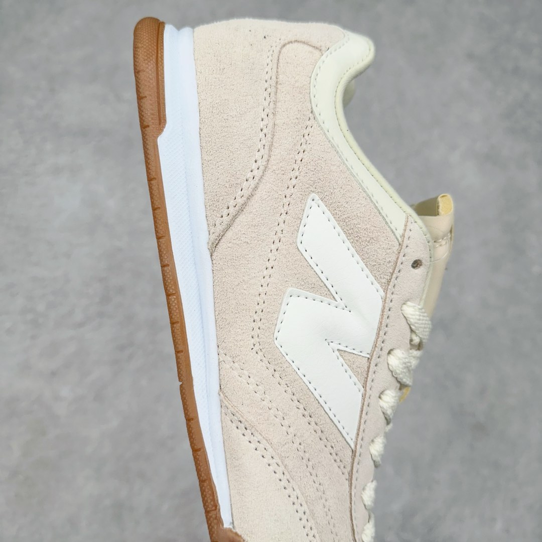 图片[6]-New Balance URC42 NB复古跑鞋 绒布拼接舒适耐磨跑步鞋限定 以更纯粹的复古风格设计打造的全新造型 侧身还以解构设计 将 N 字标志以做旧压花样式呈现 样式别具新意 则呈现出高级怀旧气质 也让鞋款在奢华时装风格与运动氛围之间达到了平衡 货号： URC42EBYH 尺码：36 37 37.5 38 38.5 39.5 40 40.5 41.5 42 42.5 43 44 45-选品中心