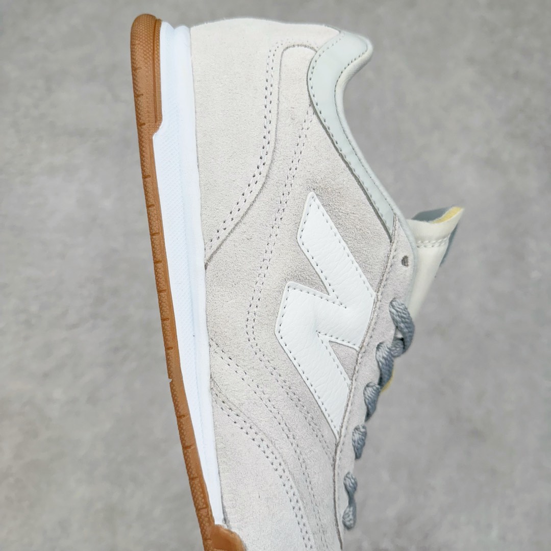 图片[6]-New Balance URC42 NB复古跑鞋 绒布拼接舒适耐磨跑步鞋限定 以更纯粹的复古风格设计打造的全新造型 侧身还以解构设计 将 N 字标志以做旧压花样式呈现 样式别具新意 则呈现出高级怀旧气质 也让鞋款在奢华时装风格与运动氛围之间达到了平衡 货号： URC42EBYH 尺码：36 37 37.5 38 38.5 39.5 40 40.5 41.5 42 42.5 43 44 45-选品中心