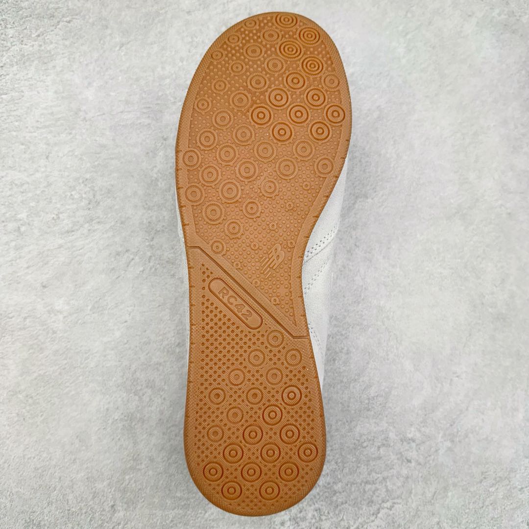 图片[9]-New Balance URC42 NB复古跑鞋 绒布拼接舒适耐磨跑步鞋限定 以更纯粹的复古风格设计打造的全新造型 侧身还以解构设计 将 N 字标志以做旧压花样式呈现 样式别具新意 则呈现出高级怀旧气质 也让鞋款在奢华时装风格与运动氛围之间达到了平衡 货号： URC42EBYH 尺码：36 37 37.5 38 38.5 39.5 40 40.5 41.5 42 42.5 43 44 45-选品中心