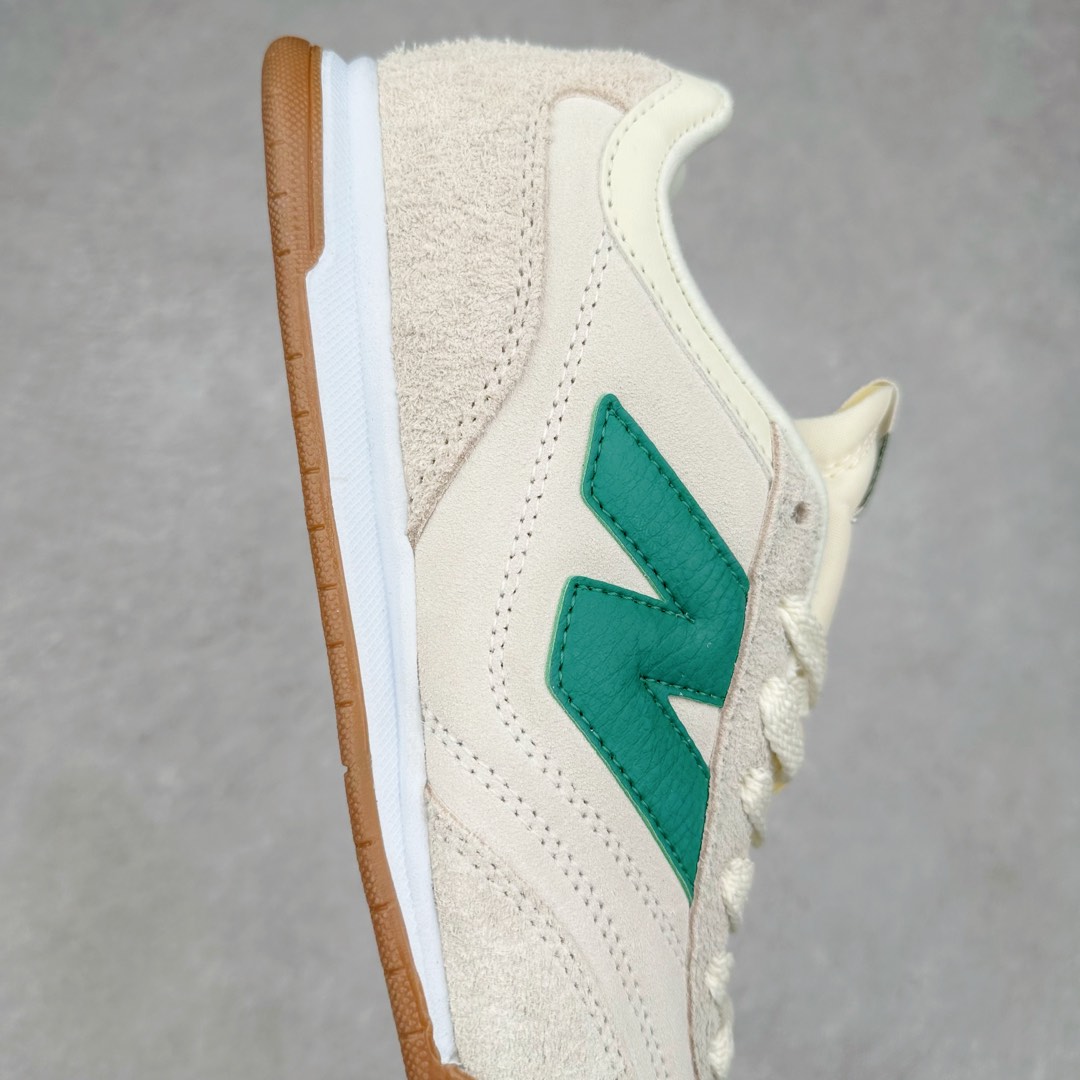 图片[6]-New Balance URC42 NB复古跑鞋 绒布拼接舒适耐磨跑步鞋限定 以更纯粹的复古风格设计打造的全新造型 侧身还以解构设计 将 N 字标志以做旧压花样式呈现 样式别具新意 则呈现出高级怀旧气质 也让鞋款在奢华时装风格与运动氛围之间达到了平衡 货号： URC42EBYH 尺码：36 37 37.5 38 38.5 39.5 40 40.5 41.5 42 42.5 43 44 45-选品中心