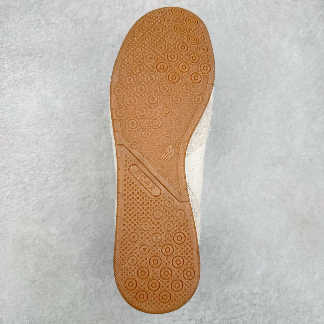 图片[9]-New Balance URC42 NB复古跑鞋 绒布拼接舒适耐磨跑步鞋限定 以更纯粹的复古风格设计打造的全新造型 侧身还以解构设计 将 N 字标志以做旧压花样式呈现 样式别具新意 则呈现出高级怀旧气质 也让鞋款在奢华时装风格与运动氛围之间达到了平衡 货号： URC42EBYH 尺码：36 37 37.5 38 38.5 39.5 40 40.5 41.5 42 42.5 43 44 45-选品中心