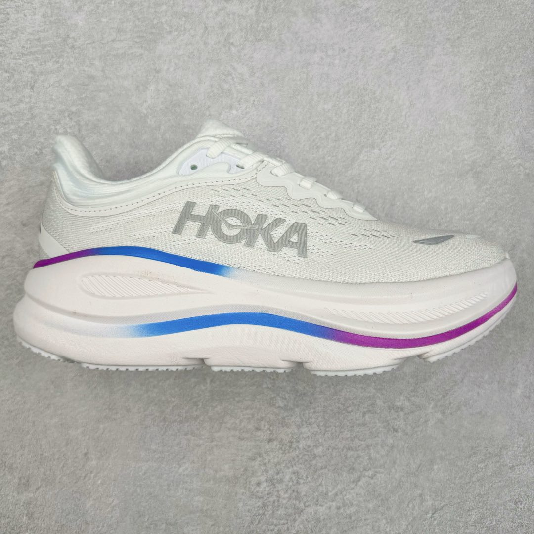 HOKA ONE ONE Bondi 9 WIDE 邦迪九代舒适防滑耐磨低帮休闲跑步鞋 HOKA ONE ONE是来自美国的跑步鞋知名品牌，创立于2009年，始终致力于为所有跑者提供更新、更好的跑步装备。相比常规跑鞋，HOKA ONE ONE特别研发使用性能独特的几何形跑鞋中底，此种鞋底更厚、更高、回弹性也更好，除了卓越的缓冲性能，它还能內各种阶段的跑者带来更具动感、更加稳定的跑步体验。HOKAONE ONE从设计之初就清楚意识到，要保证跑者步幅的均匀一致，双脚自然而然的运动至关重要。尺码：36 36.5 37.5 38 38.5 39 40 40.5 41 42 42.5 43 44 44.5 45-选品中心