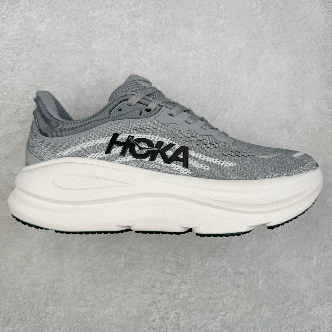HOKA ONE ONE Bondi 9 WIDE 邦迪九代舒适防滑耐磨低帮休闲跑步鞋 HOKA ONE ONE是来自美国的跑步鞋知名品牌，创立于2009年，始终致力于为所有跑者提供更新、更好的跑步装备。相比常规跑鞋，HOKA ONE ONE特别研发使用性能独特的几何形跑鞋中底，此种鞋底更厚、更高、回弹性也更好，除了卓越的缓冲性能，它还能內各种阶段的跑者带来更具动感、更加稳定的跑步体验。HOKAONE ONE从设计之初就清楚意识到，要保证跑者步幅的均匀一致，双脚自然而然的运动至关重要。尺码：36 36.5 37.5 38 38.5 39 40 40.5 41 42 42.5 43 44 44.5 45-选品中心