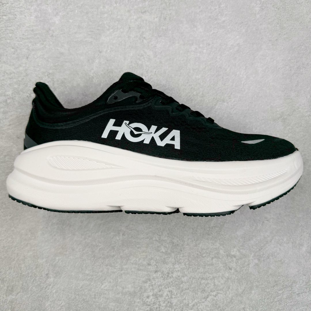HOKA ONE ONE Bondi 9 WIDE 邦迪九代舒适防滑耐磨低帮休闲跑步鞋 HOKA ONE ONE是来自美国的跑步鞋知名品牌，创立于2009年，始终致力于为所有跑者提供更新、更好的跑步装备。相比常规跑鞋，HOKA ONE ONE特别研发使用性能独特的几何形跑鞋中底，此种鞋底更厚、更高、回弹性也更好，除了卓越的缓冲性能，它还能內各种阶段的跑者带来更具动感、更加稳定的跑步体验。HOKAONE ONE从设计之初就清楚意识到，要保证跑者步幅的均匀一致，双脚自然而然的运动至关重要。尺码：36 36.5 37.5 38 38.5 39 40 40.5 41 42 42.5 43 44 44.5 45-选品中心